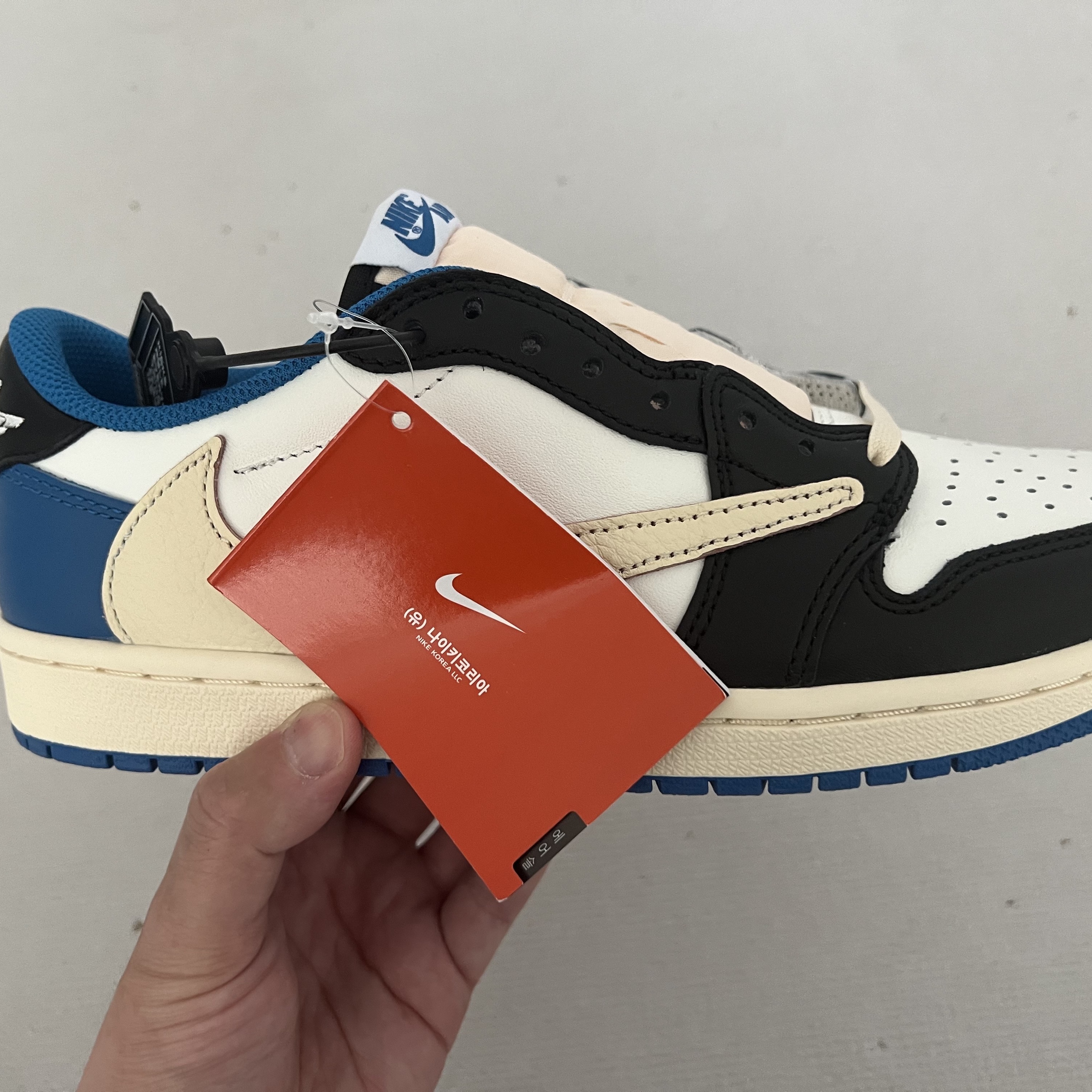 Jordan 1 x Travis Scott x Fragment Retro Low OG SP Military Blue 착용 스타일 - 5