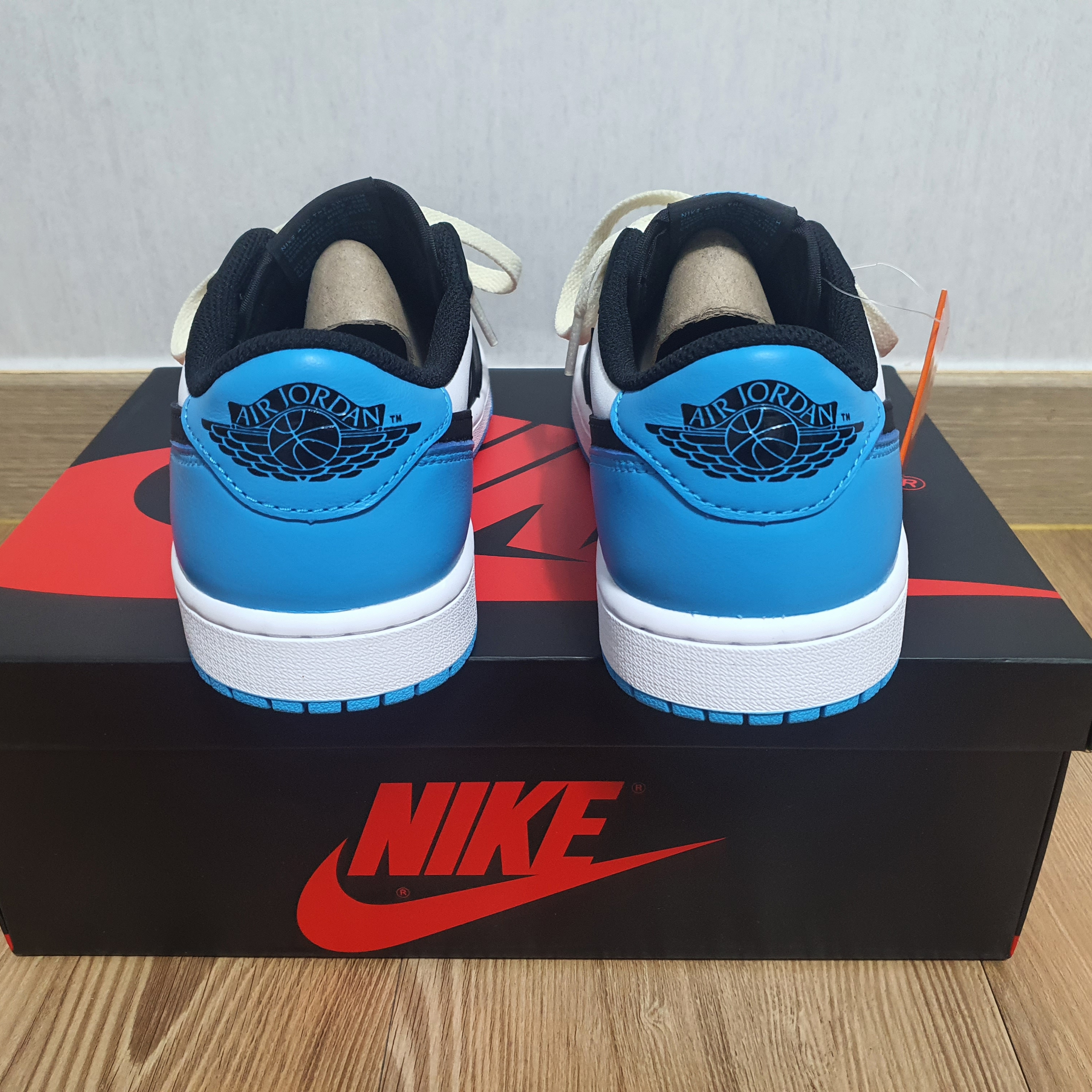 Jordan 1 Retro Low OG Black and Dark Powder Blue 착용 스타일 - 4