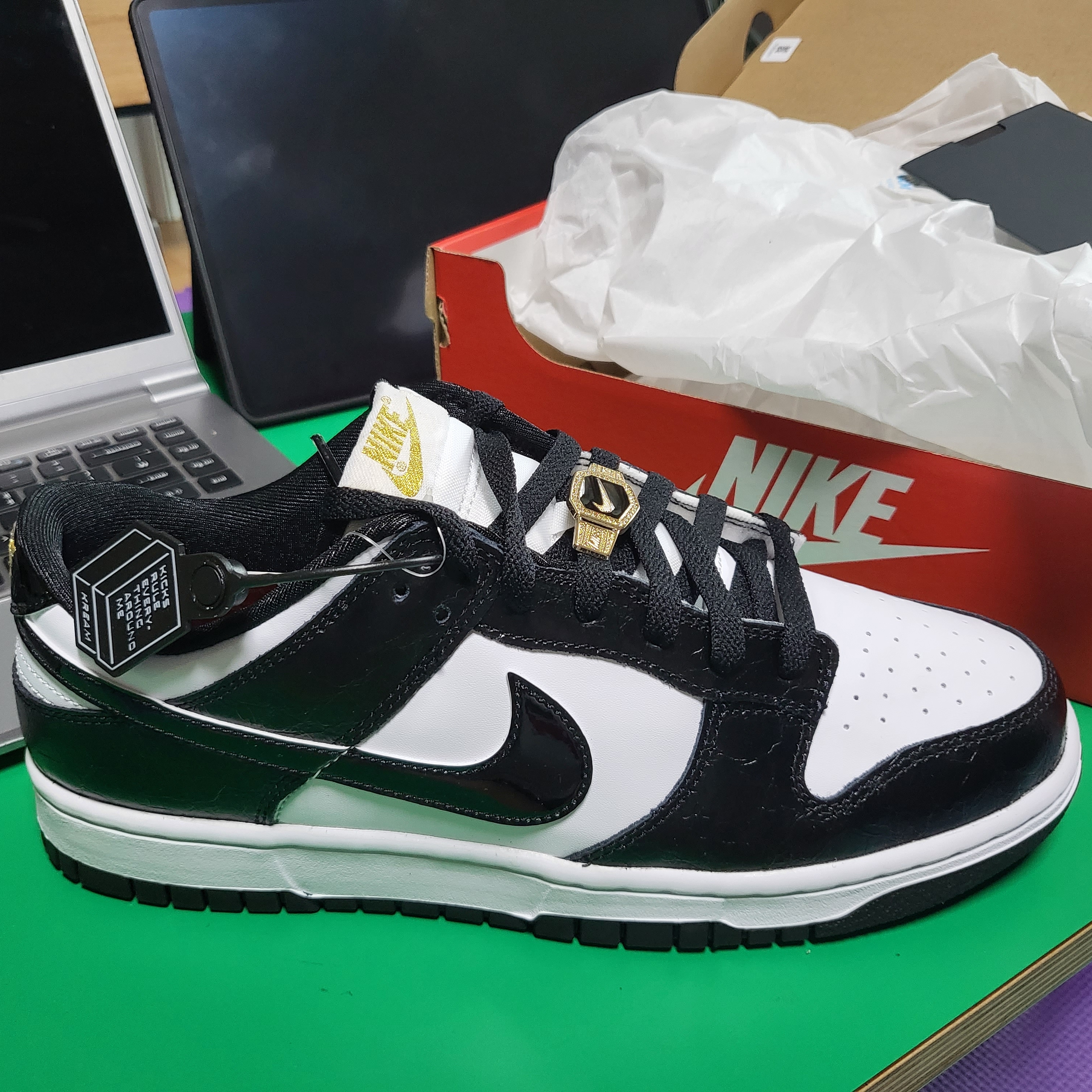 Nike Dunk Low Retro SE Black 착용 스타일 - 2