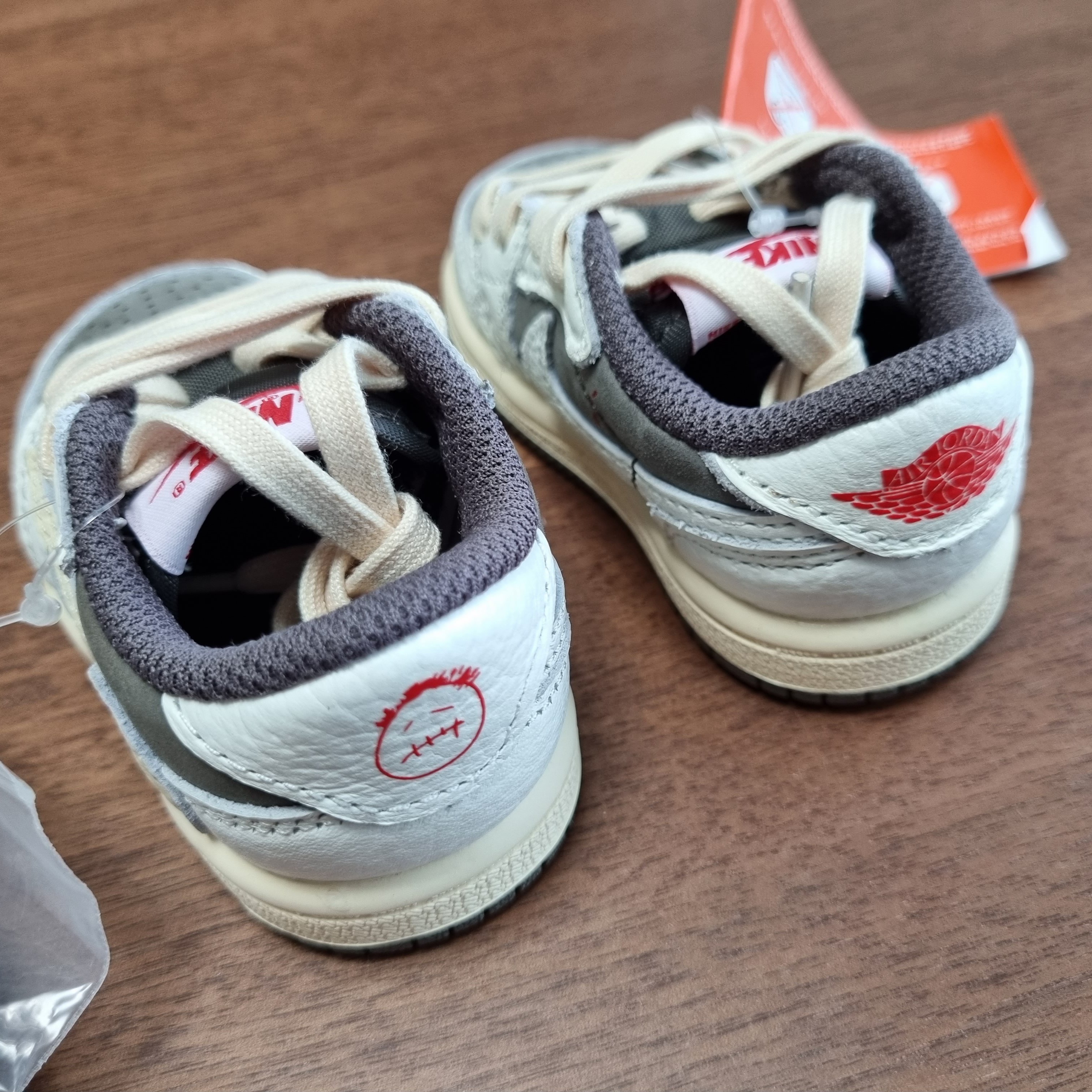 (TD) Jordan 1 x Travis Scott Retro Low OG SP Sail and Ridgerock 착용 스타일 - 3
