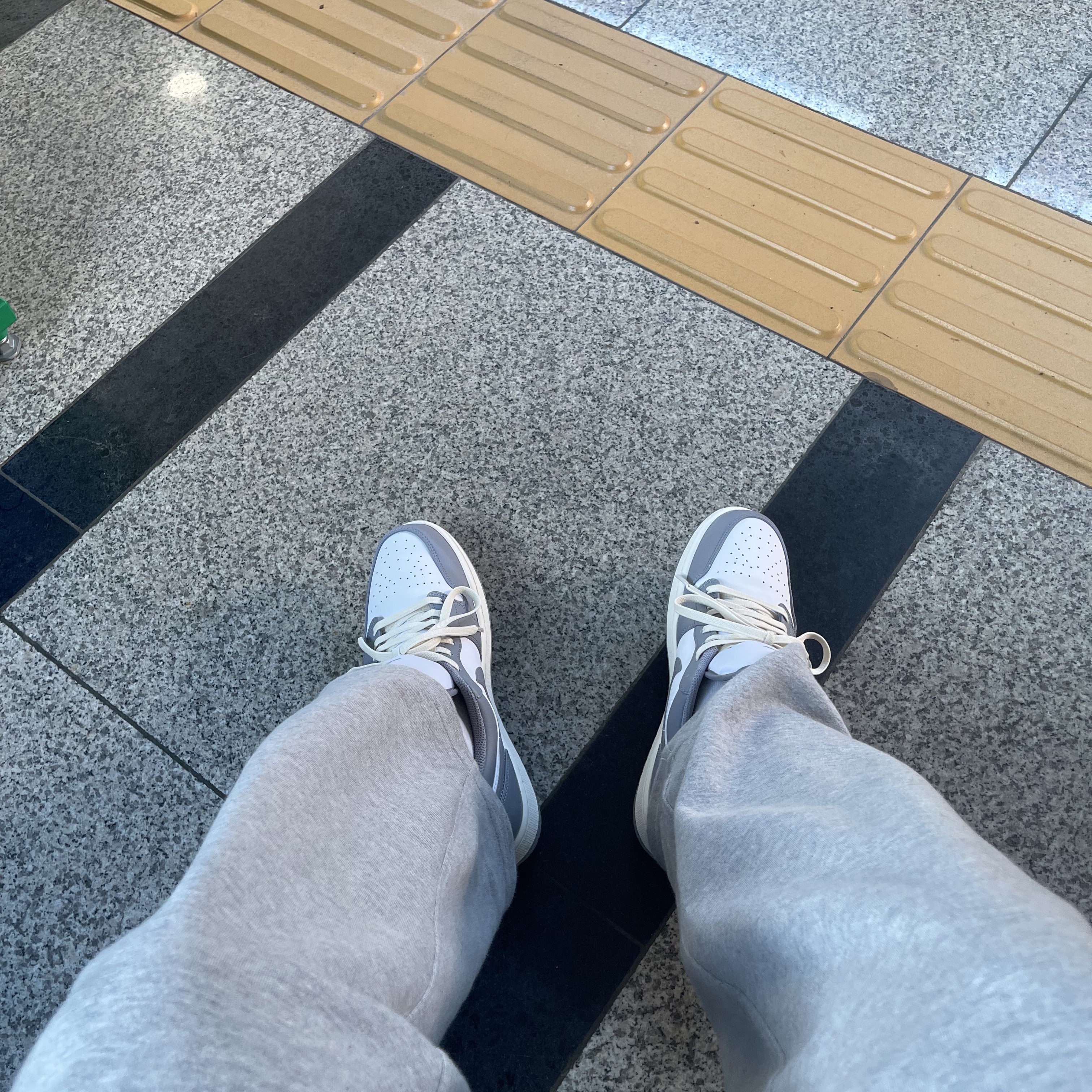 Jordan 1 Low Stealth and White 착용 스타일