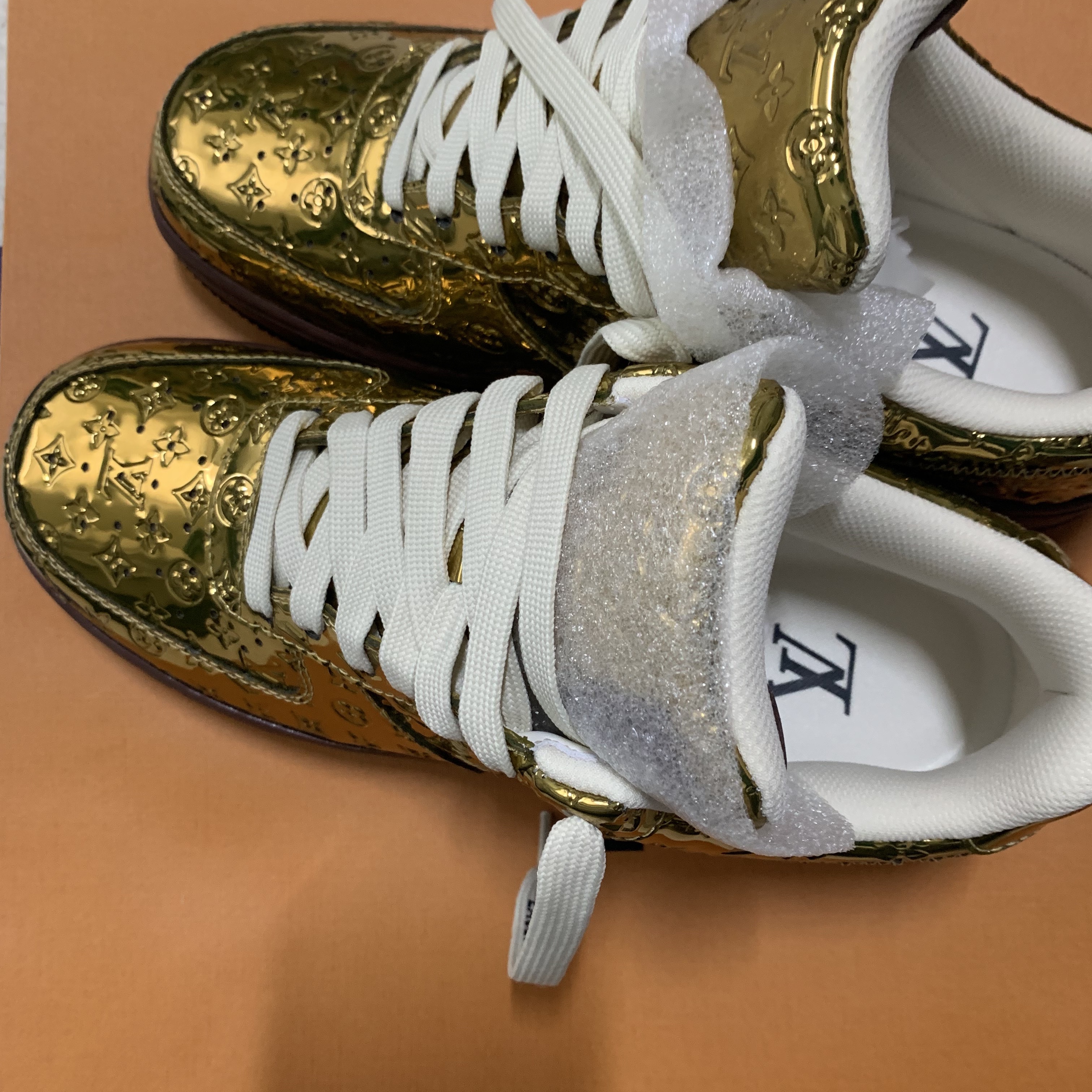 Louis Vuitton x Nike Air Force 1 Low by Virgil Abloh Met Gold 착용 스타일 - 1