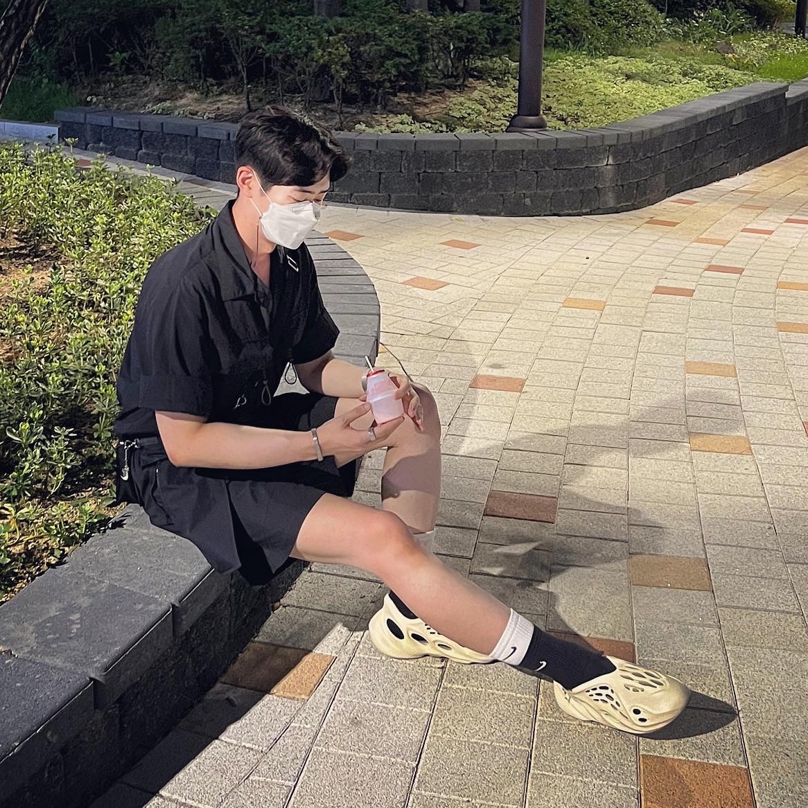 Adidas Yeezy Foam RNNR Sand, Nike Everyday Plus Cushioned Training Crew Socks Black White (Korean Ver.) 착용 스타일 - 1