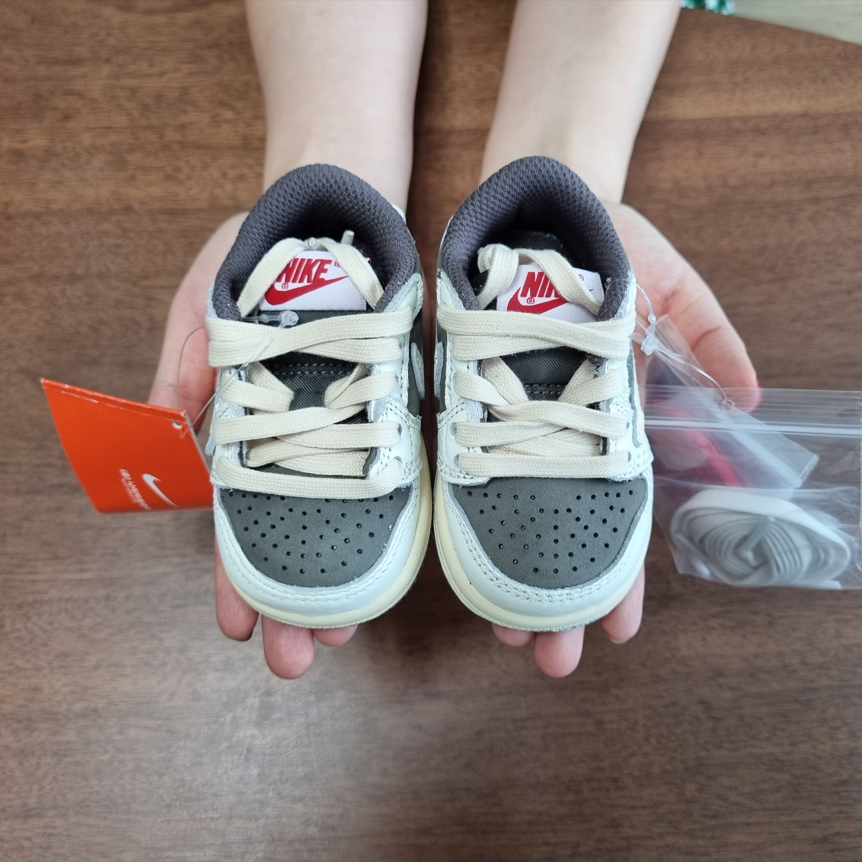 (TD) Jordan 1 x Travis Scott Retro Low OG SP Sail and Ridgerock 착용 스타일 - 1