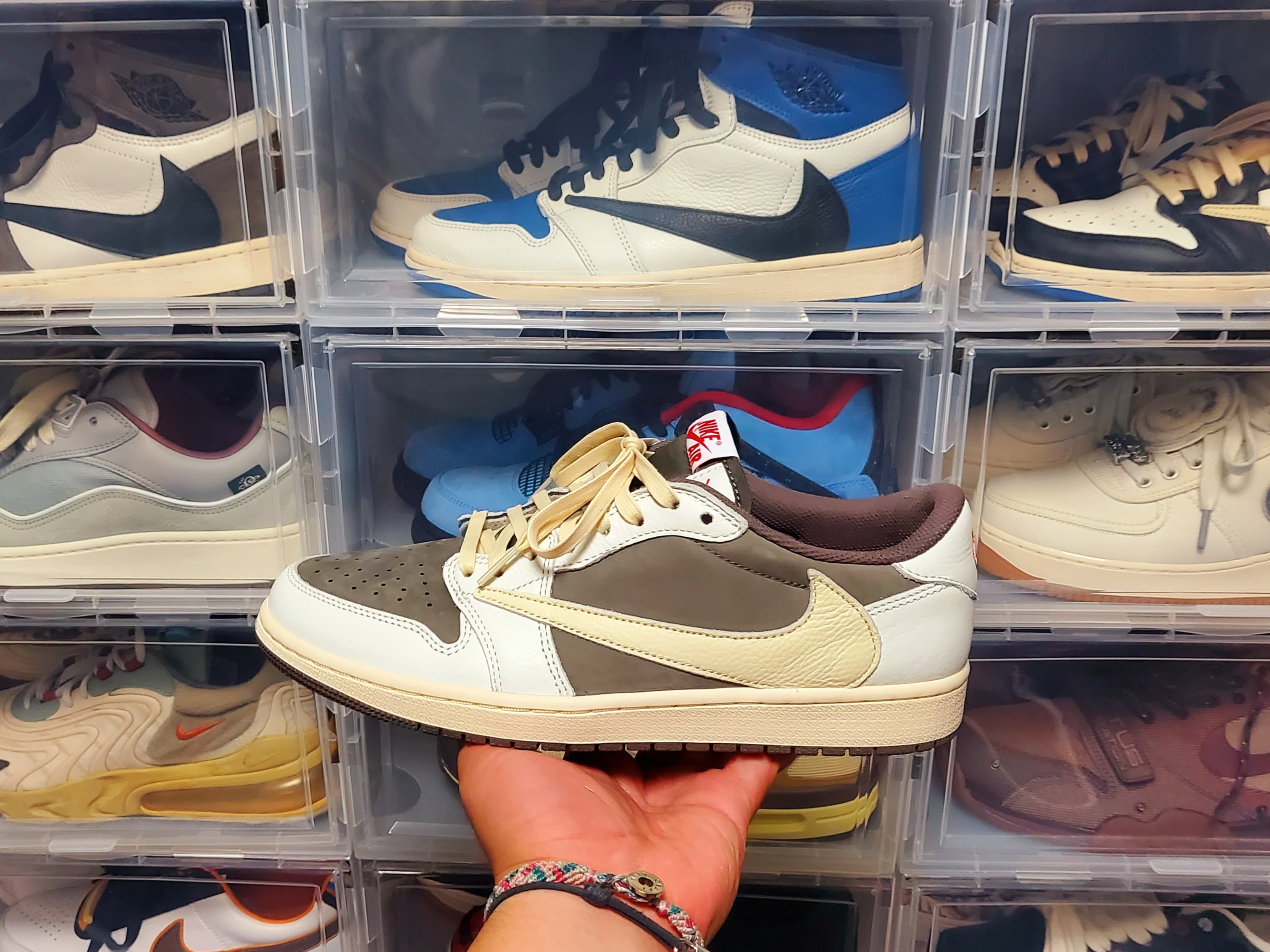Jordan 1 x Travis Scott Retro Low OG SP Sail and Ridgerock 착용 스타일 - 2