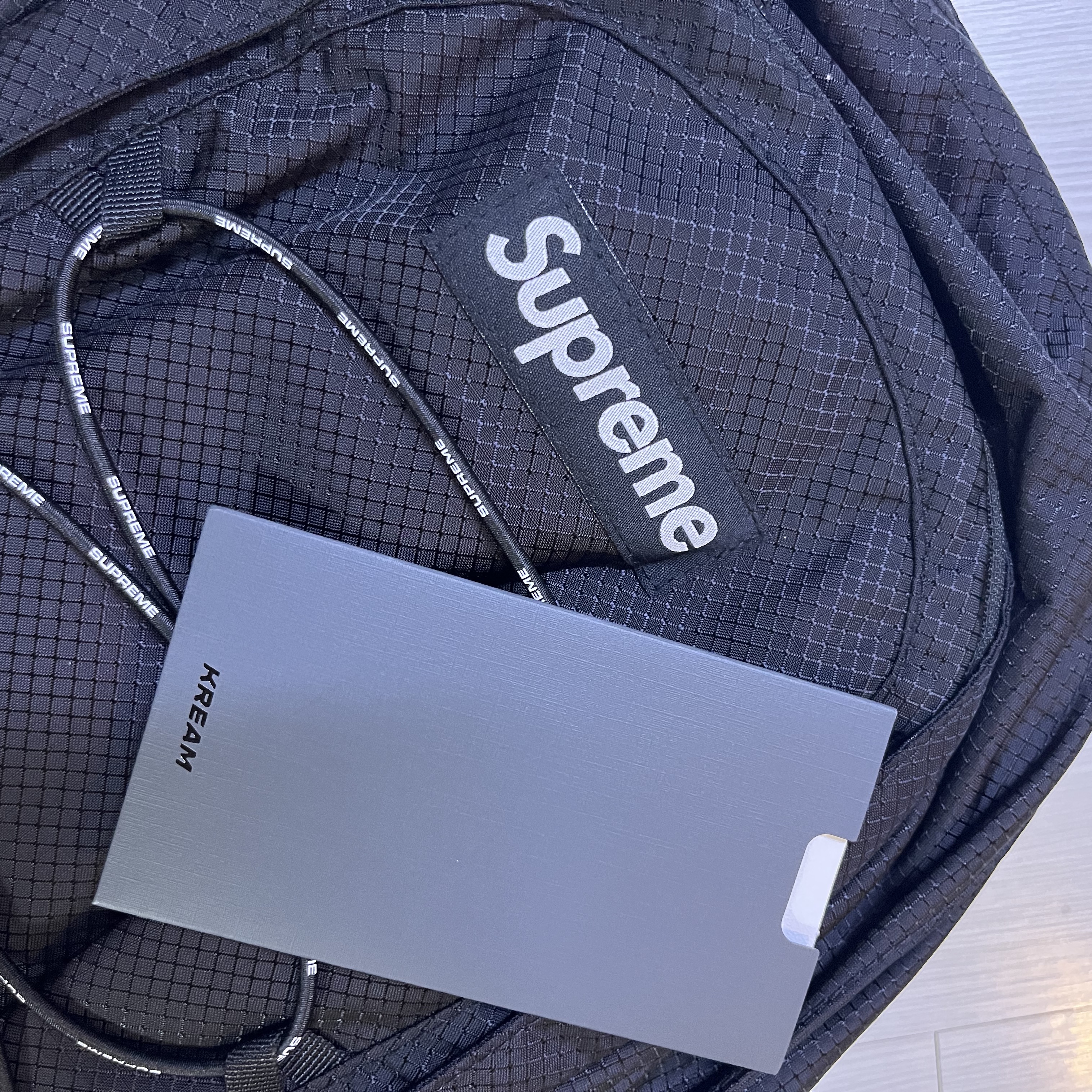 Supreme Backpack Black - 22SS 착용 스타일