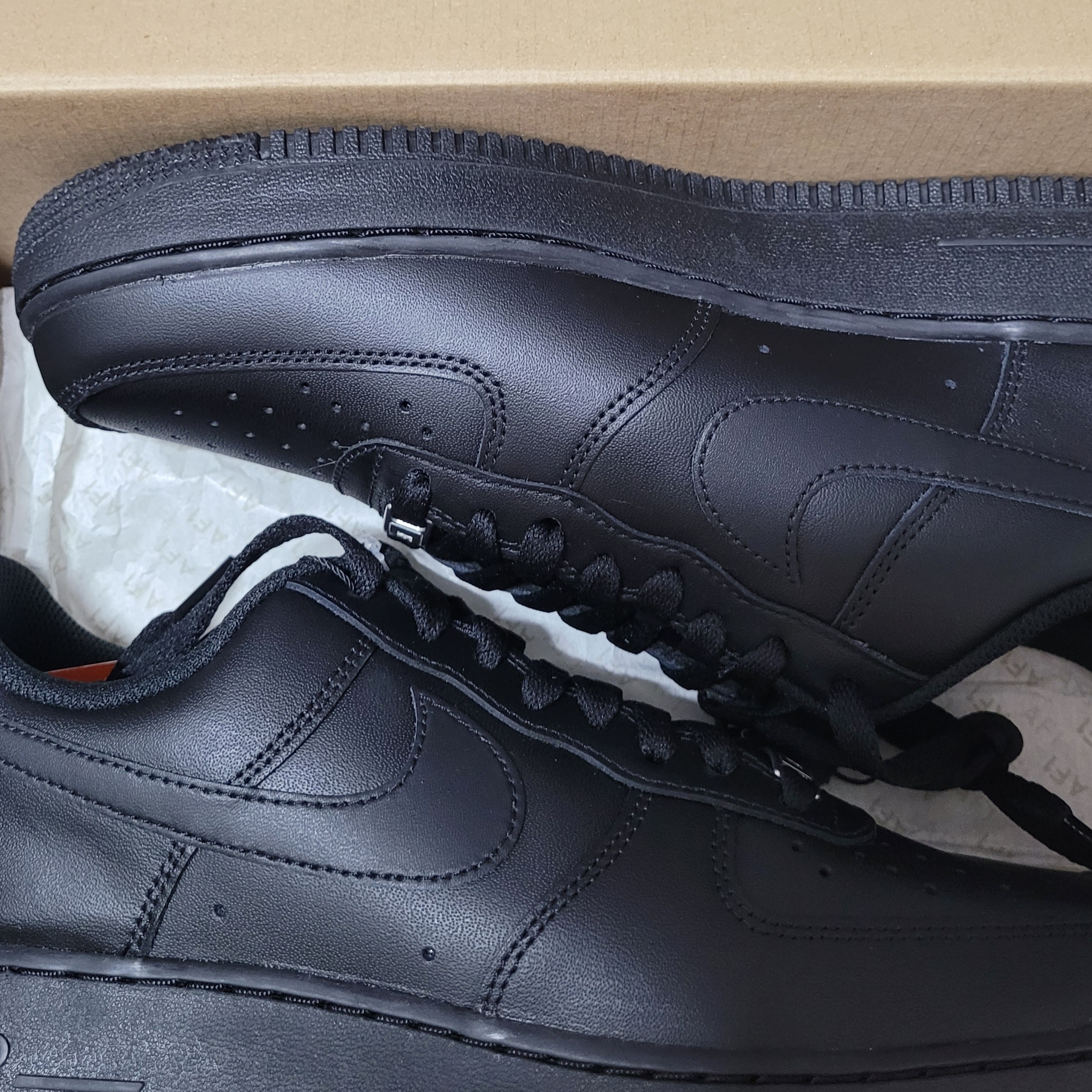 Nike Air Force 1 '07 Low Triple Black 착용 스타일 - 1