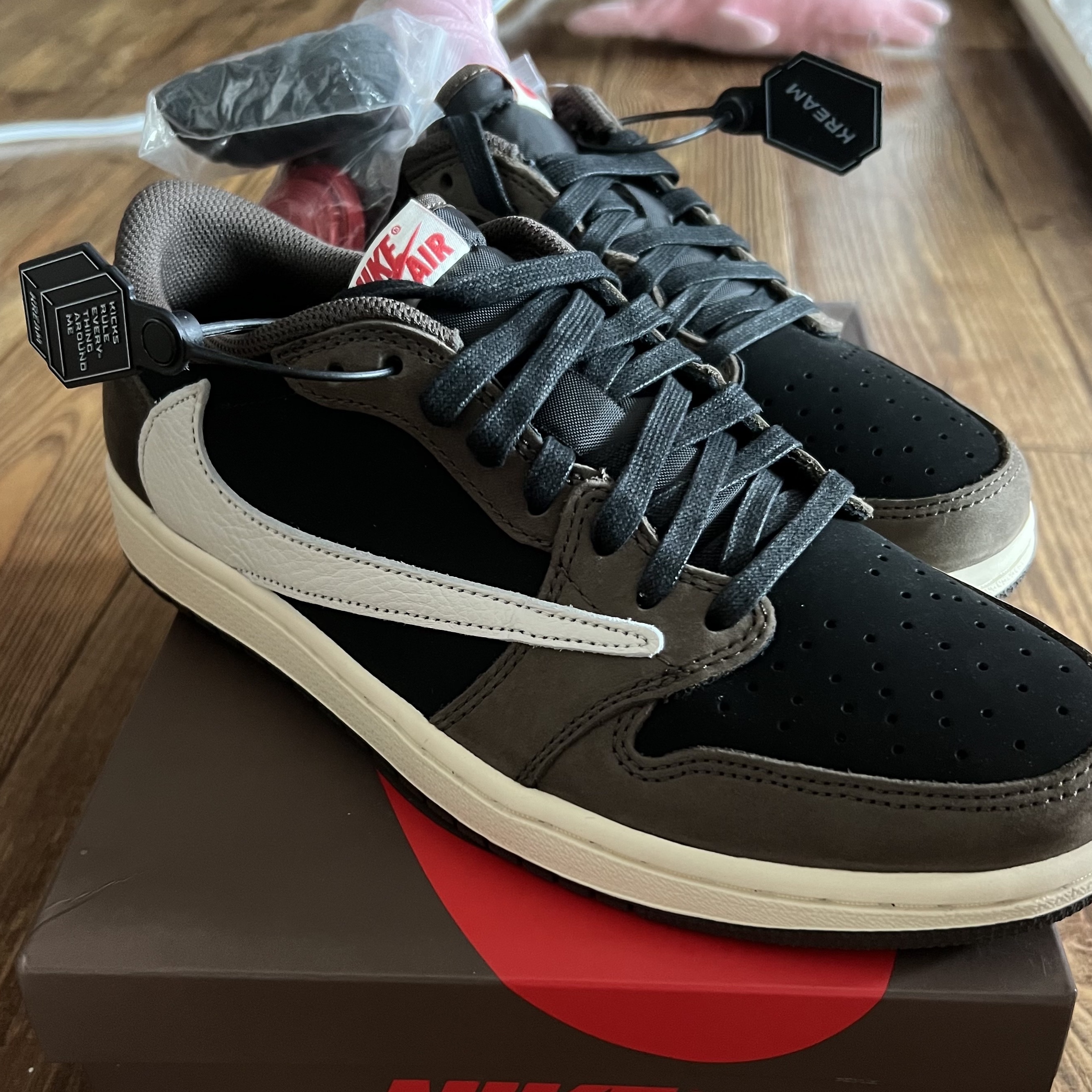 Jordan 1 x Travis Scott Retro Low OG SP Mocha 착용 스타일 - 2