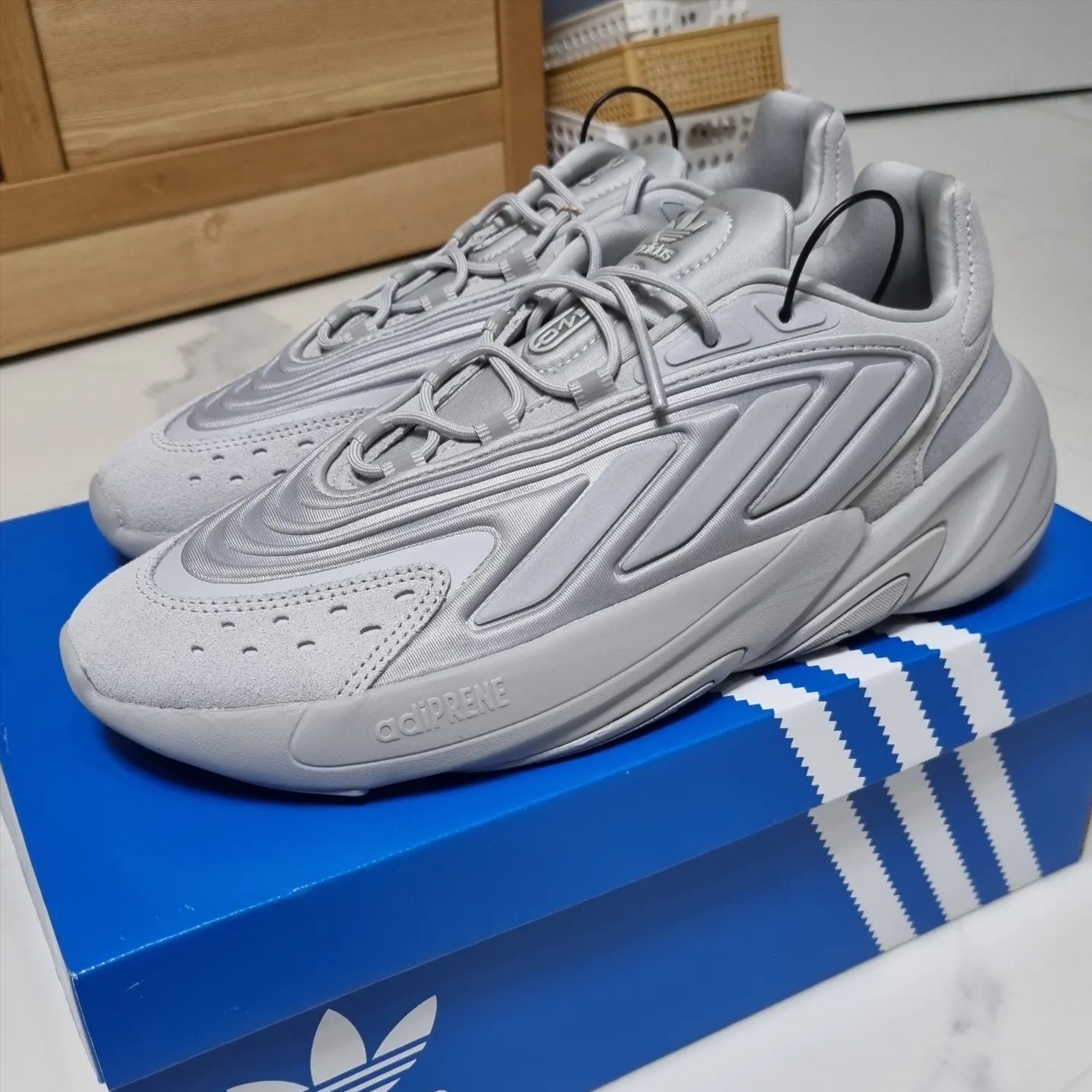Adidas Ozelia Grey 착용 스타일 - 1