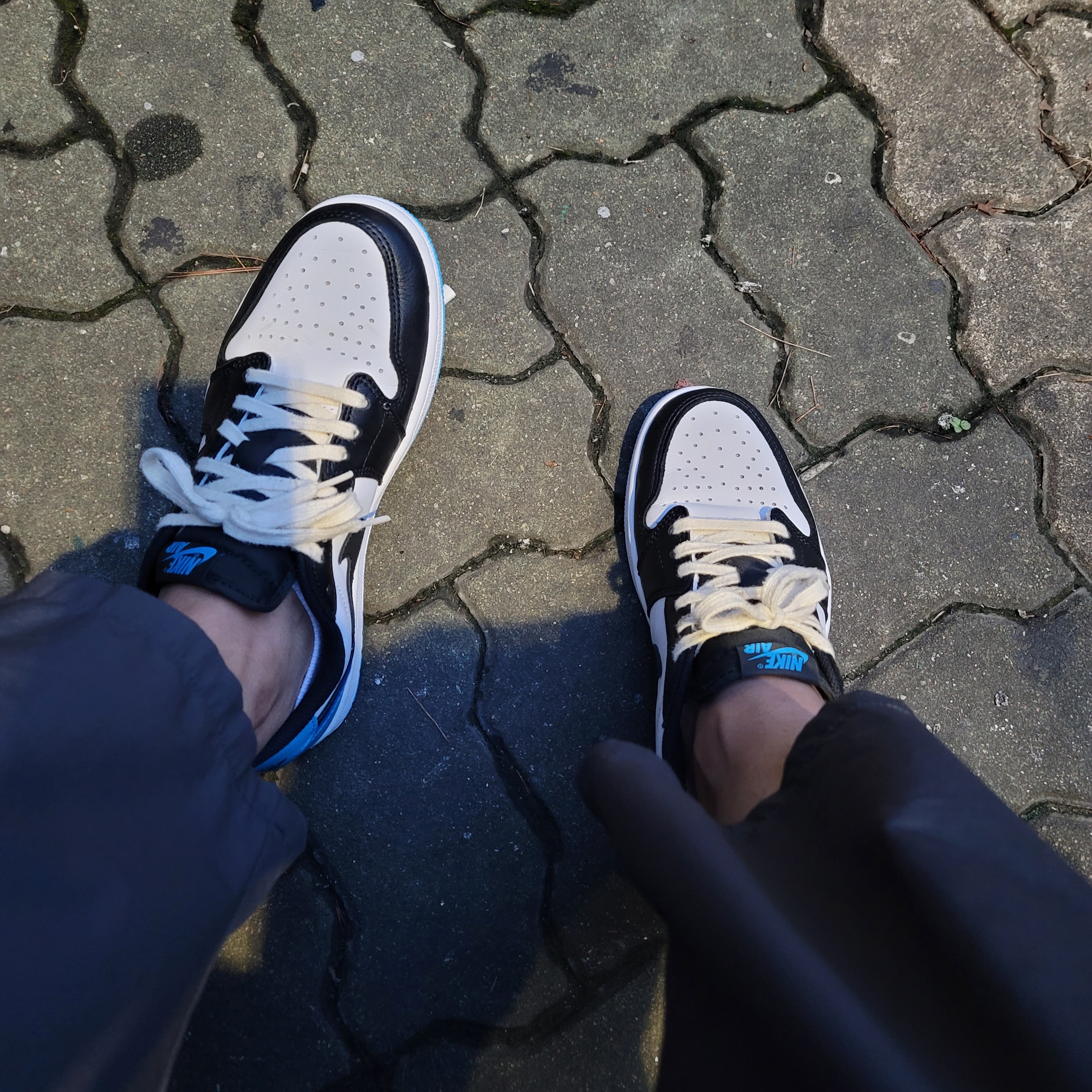 Jordan 1 Retro Low OG Black and Dark Powder Blue 착용 스타일