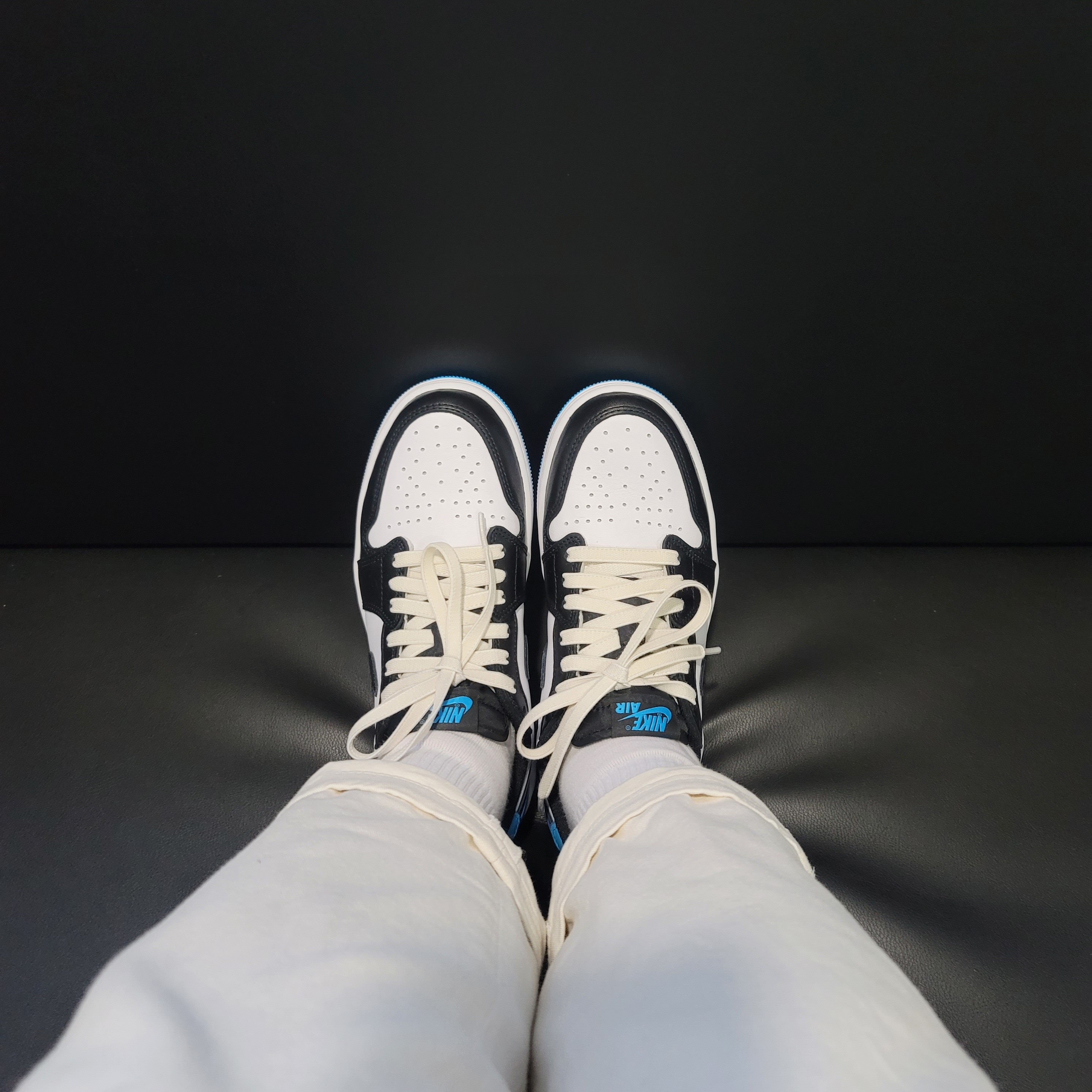 Jordan 1 Retro Low OG Black and Dark Powder Blue 착용 스타일 - 3