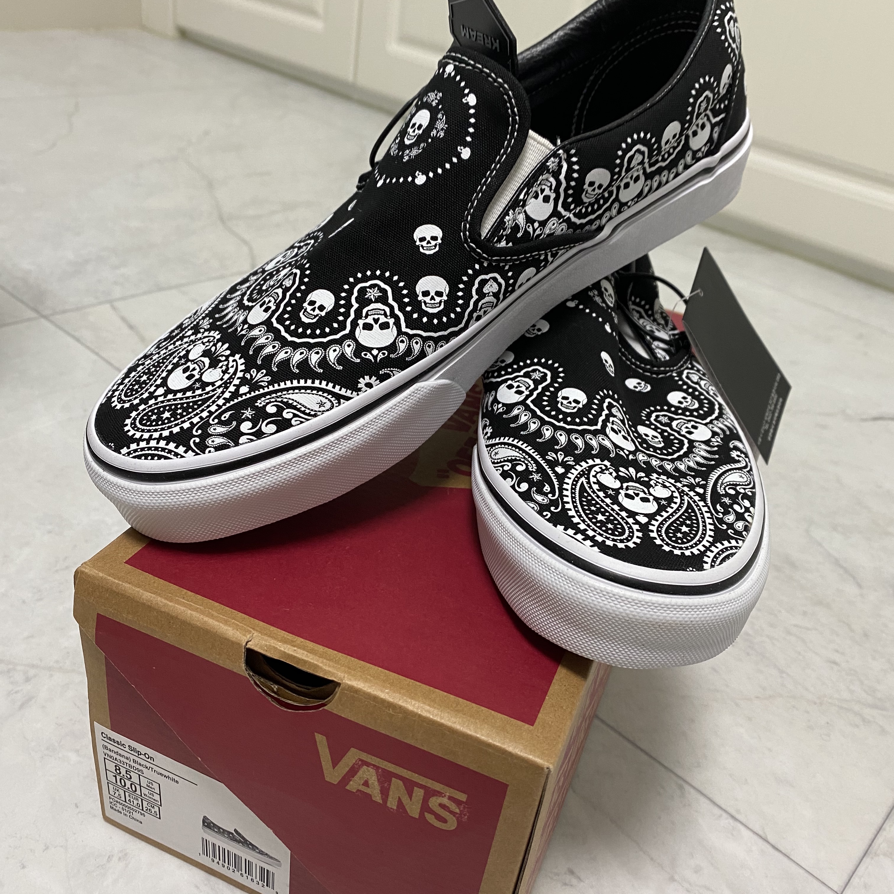 Vans Classic Slip-On Bandana Black 착용 스타일