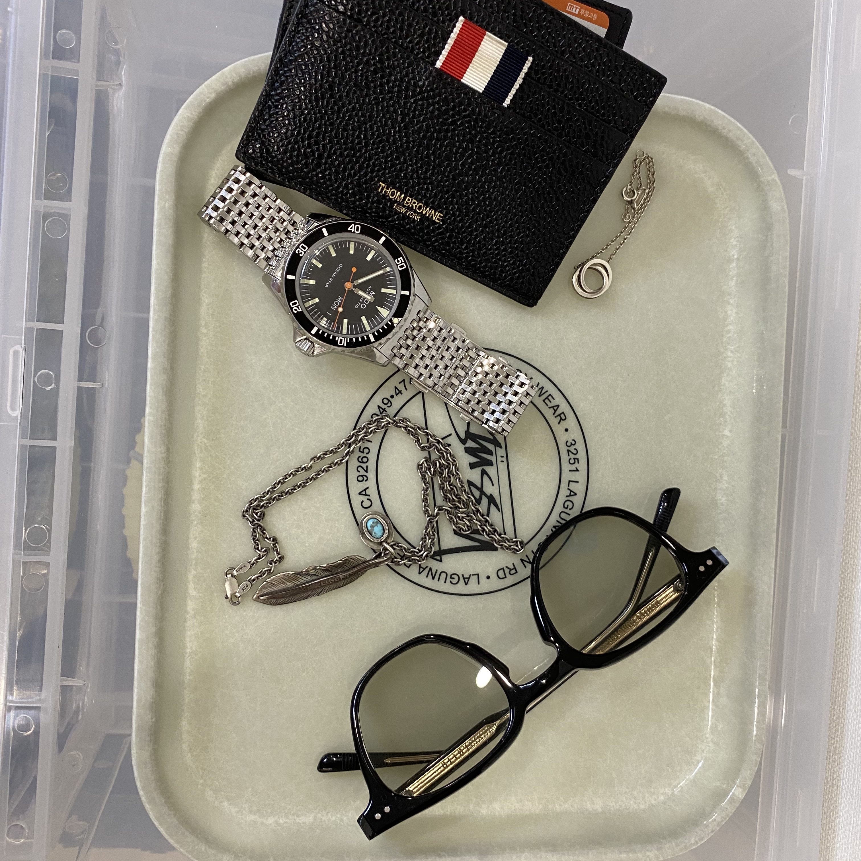 Thom Browne Pebble Grain Leather Stripe Note Compartment Card Holder Black, Stussy Stock Dot Camtray White 착용 스타일 - 1