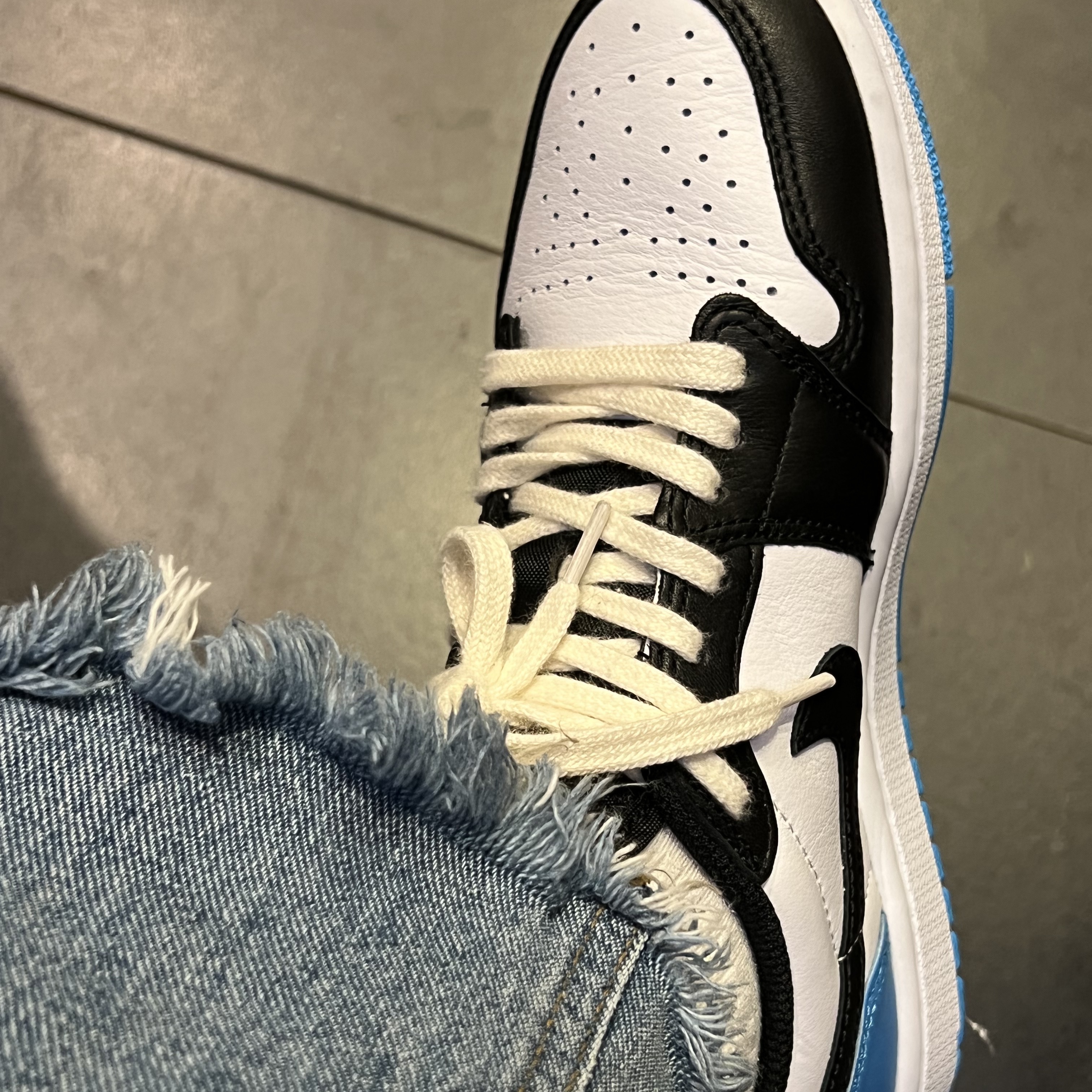 (W) Jordan 1 Retro Low OG Black and Dark Powder Blue 착용 스타일 - 2