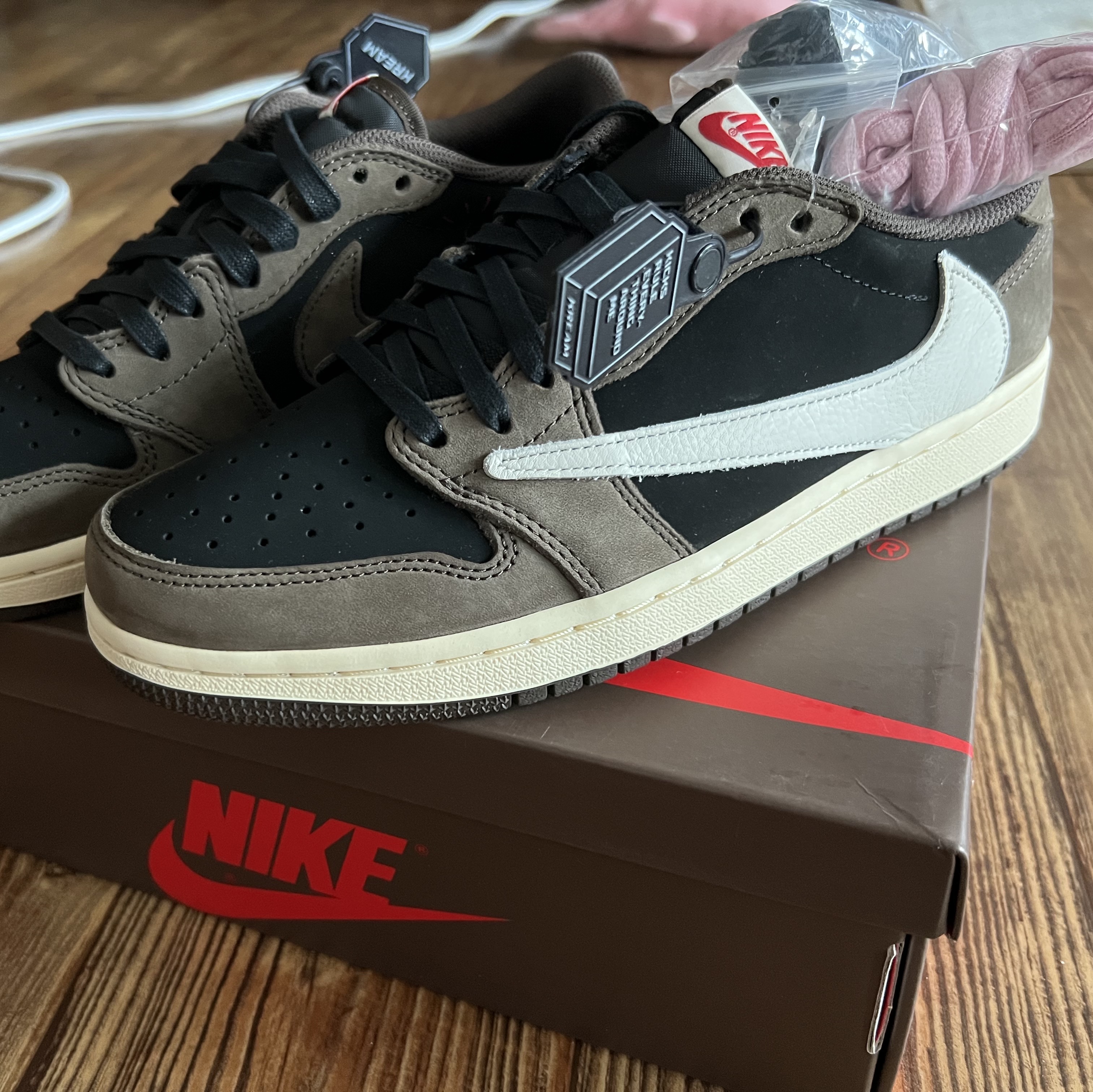 Jordan 1 x Travis Scott Retro Low OG SP Mocha 착용 스타일 - 1
