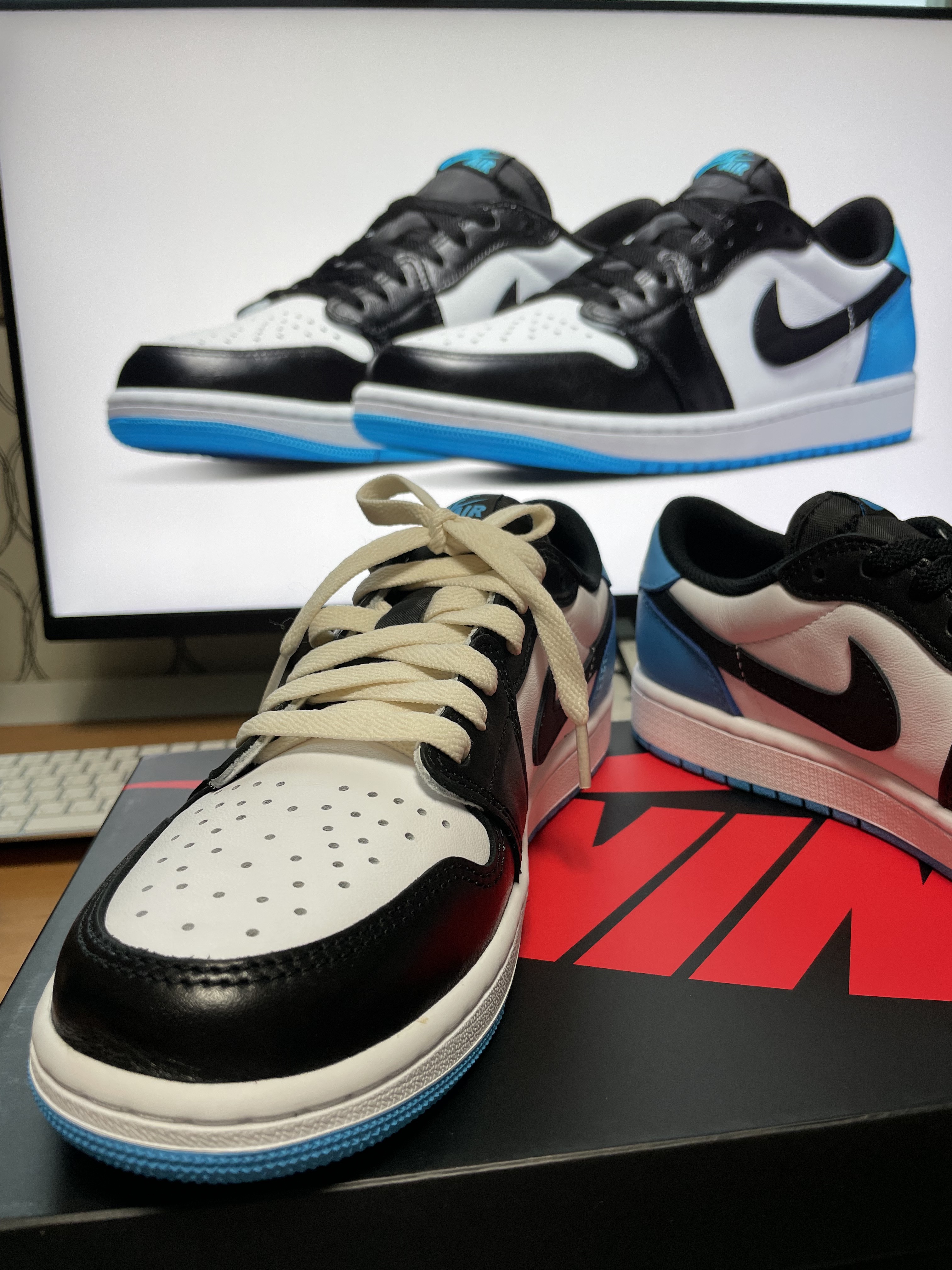 Jordan 1 Retro Low OG Black and Dark Powder Blue 착용 스타일 - 3