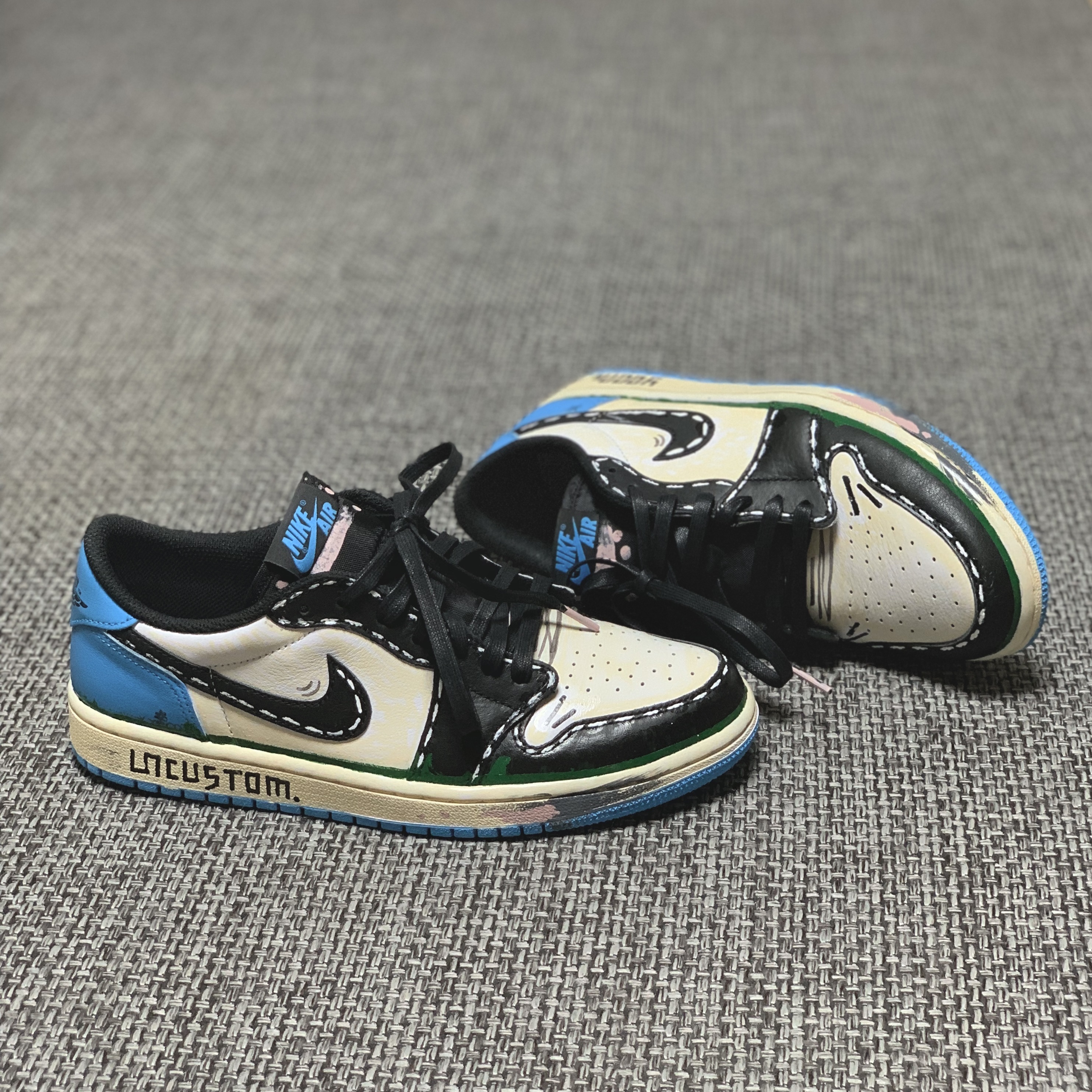 Jordan 1 Retro Low OG Black and Dark Powder Blue 착용 스타일
