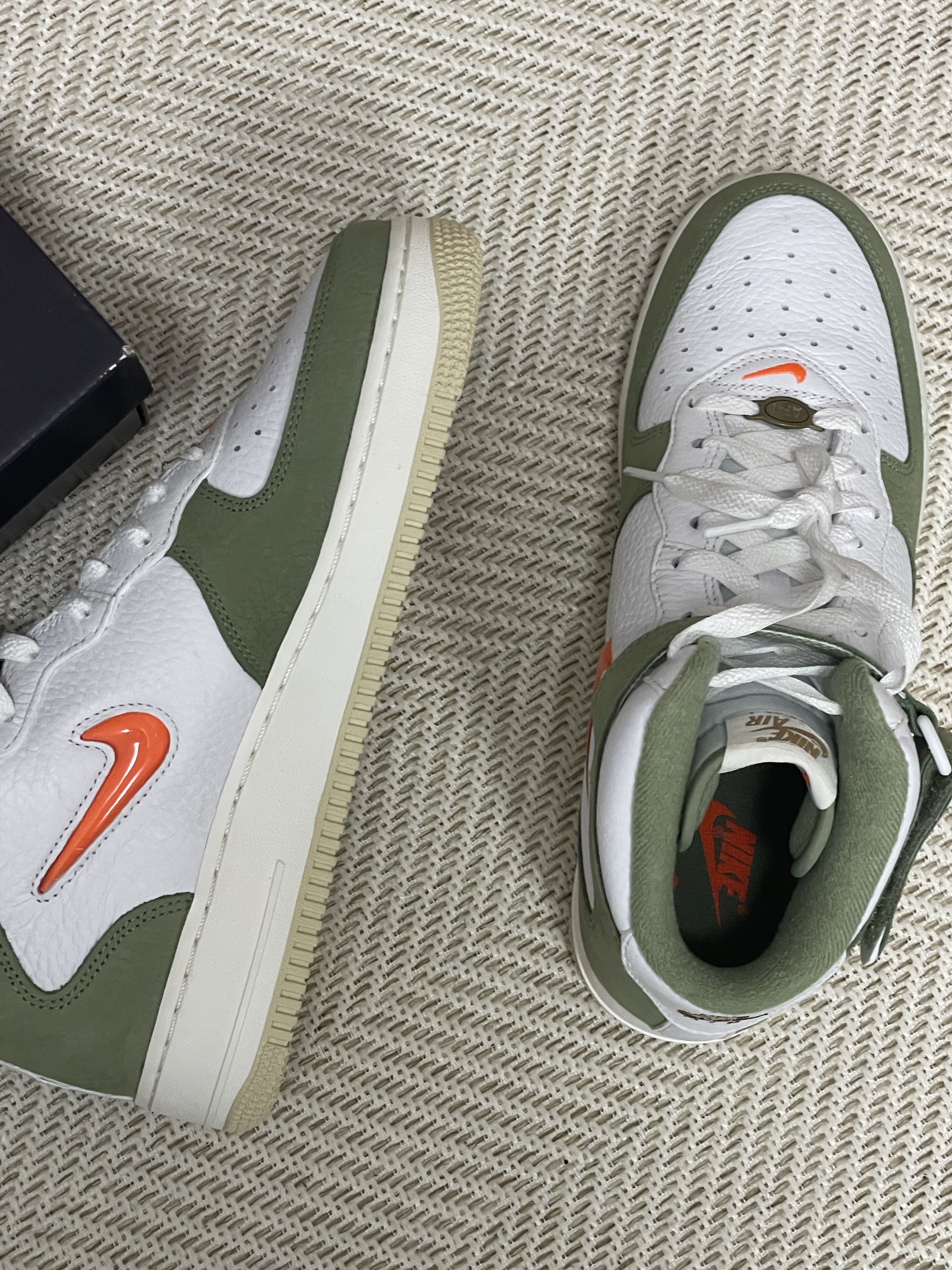 Nike Air Force 1 Mid '07 QS Olive Green and Total Orange 착용 스타일 - 3