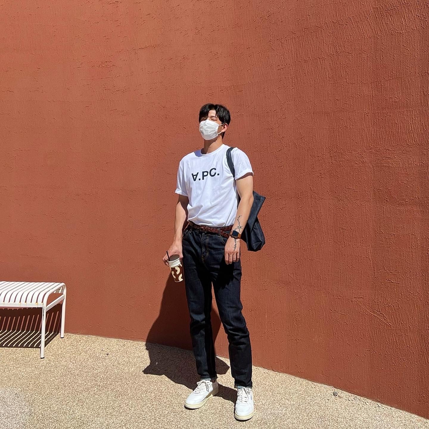 A.P.C. VPC T-Shirt White Dark Navy, A.P.C. Daniela Shopping Bag Indigo 착용 스타일