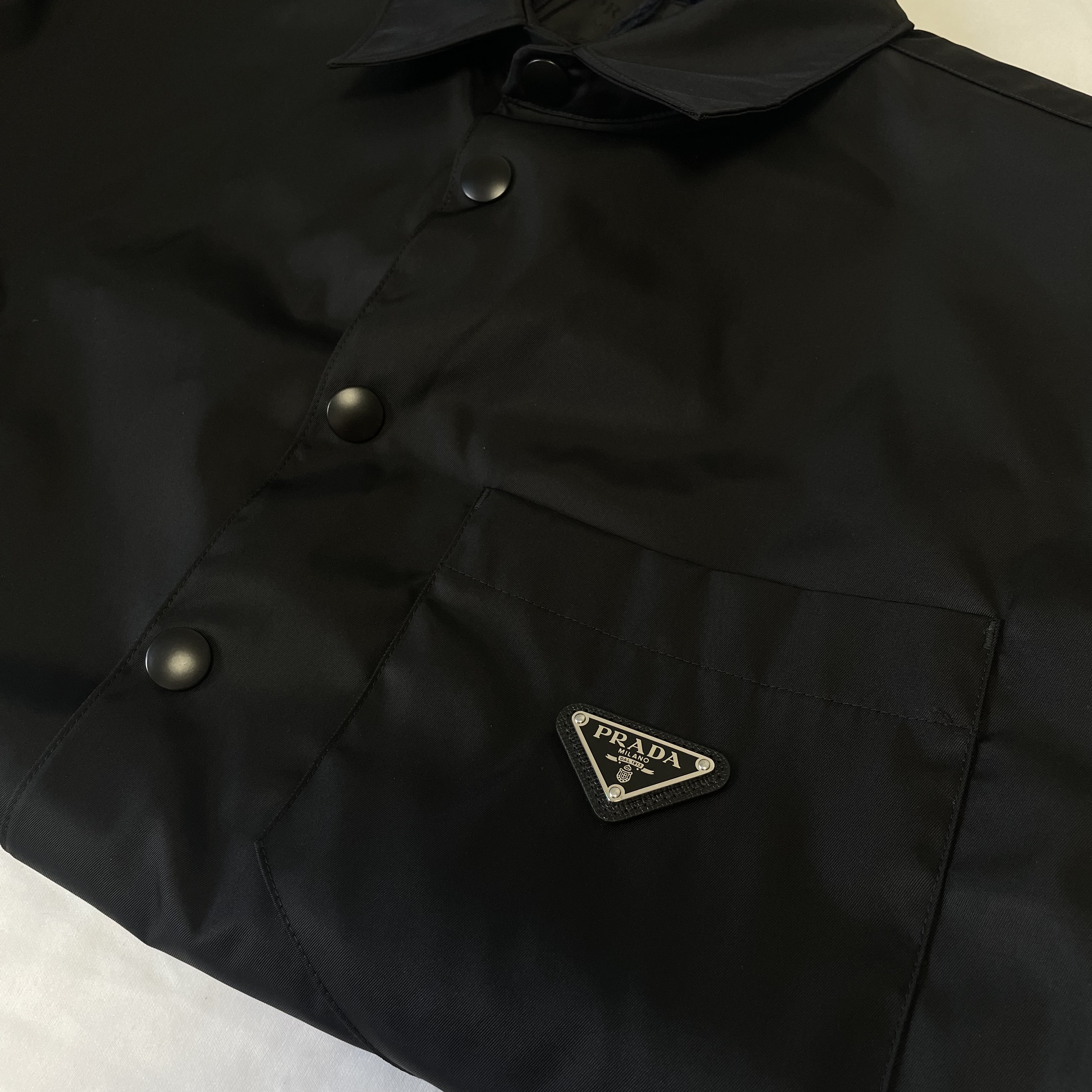 Prada Re-Nylon Shirt Black 착용 스타일 - 1