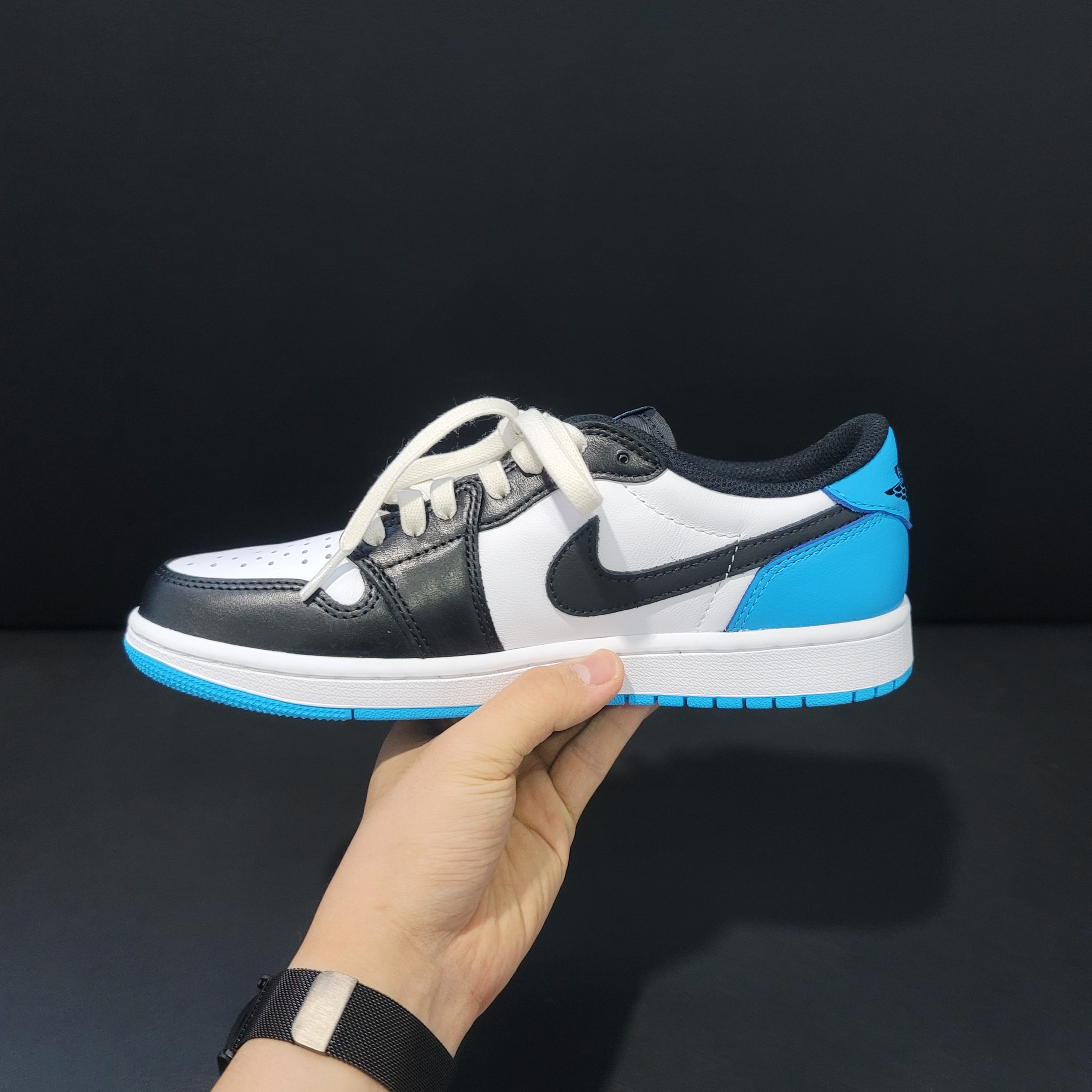 Jordan 1 Retro Low OG Black and Dark Powder Blue 착용 스타일 - 1