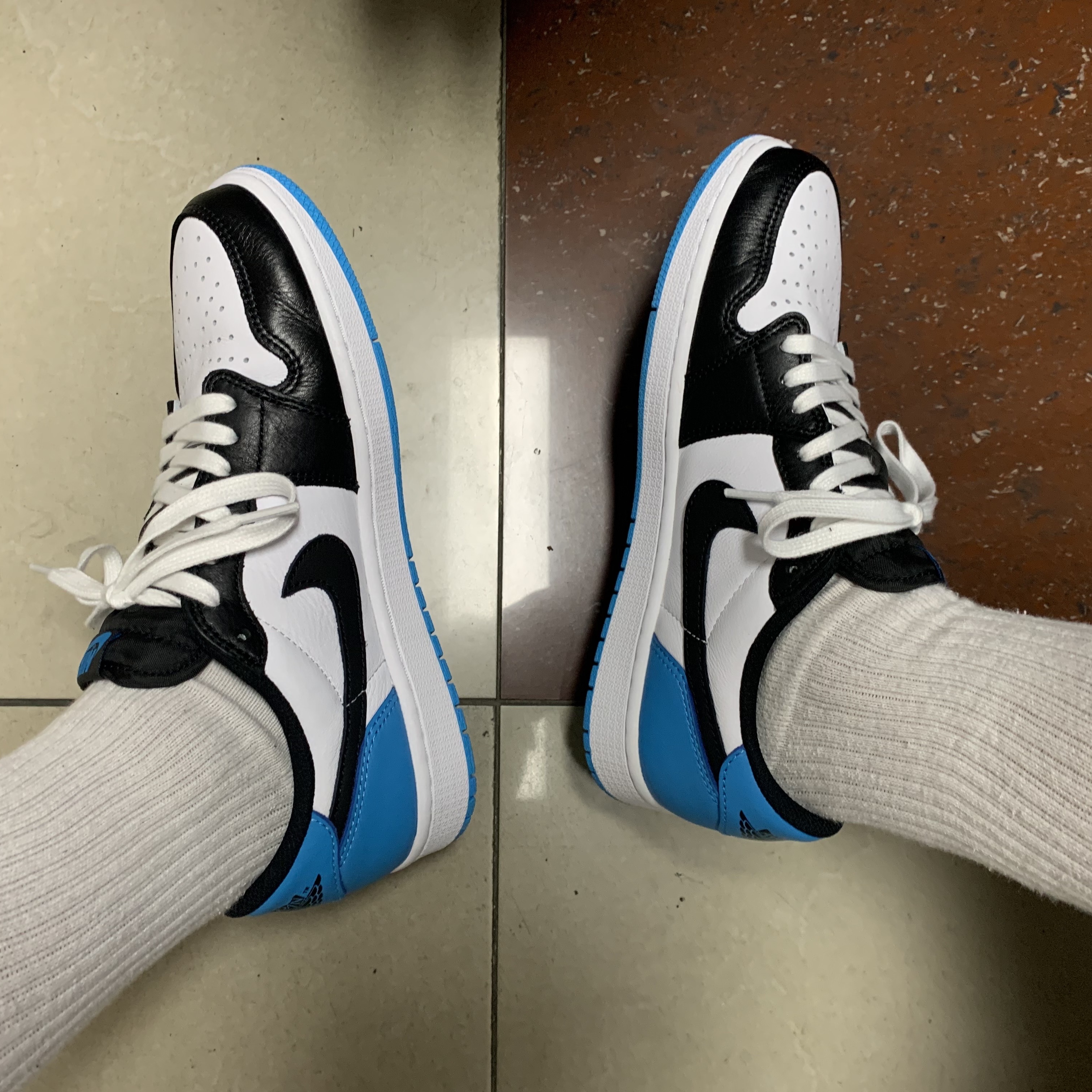 Jordan 1 Retro Low OG Black and Dark Powder Blue 착용 스타일