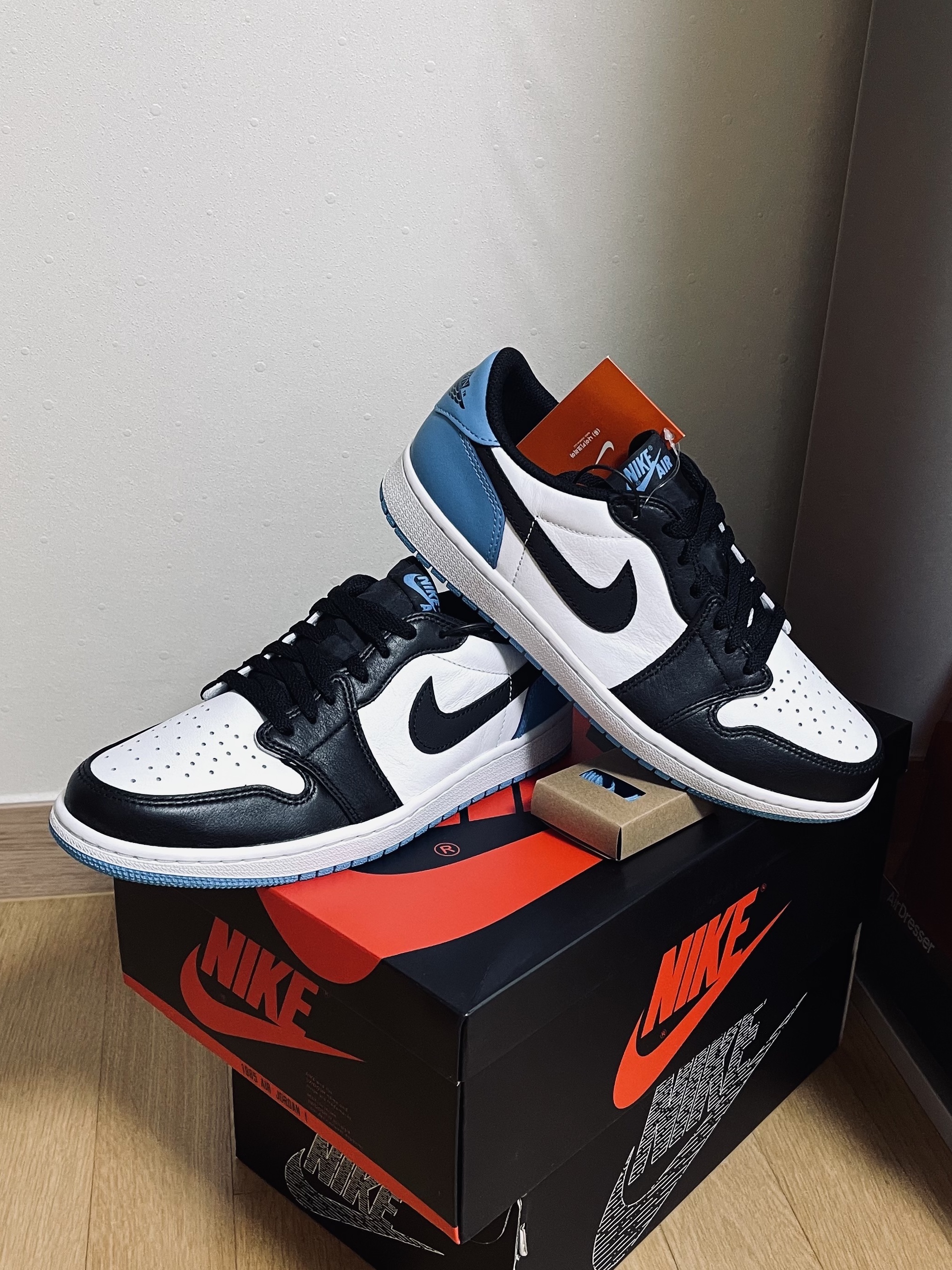Jordan 1 Retro Low OG Black and Dark Powder Blue, (W) Jordan 1 Retro Low OG Black and Dark Powder Blue 착용 스타일