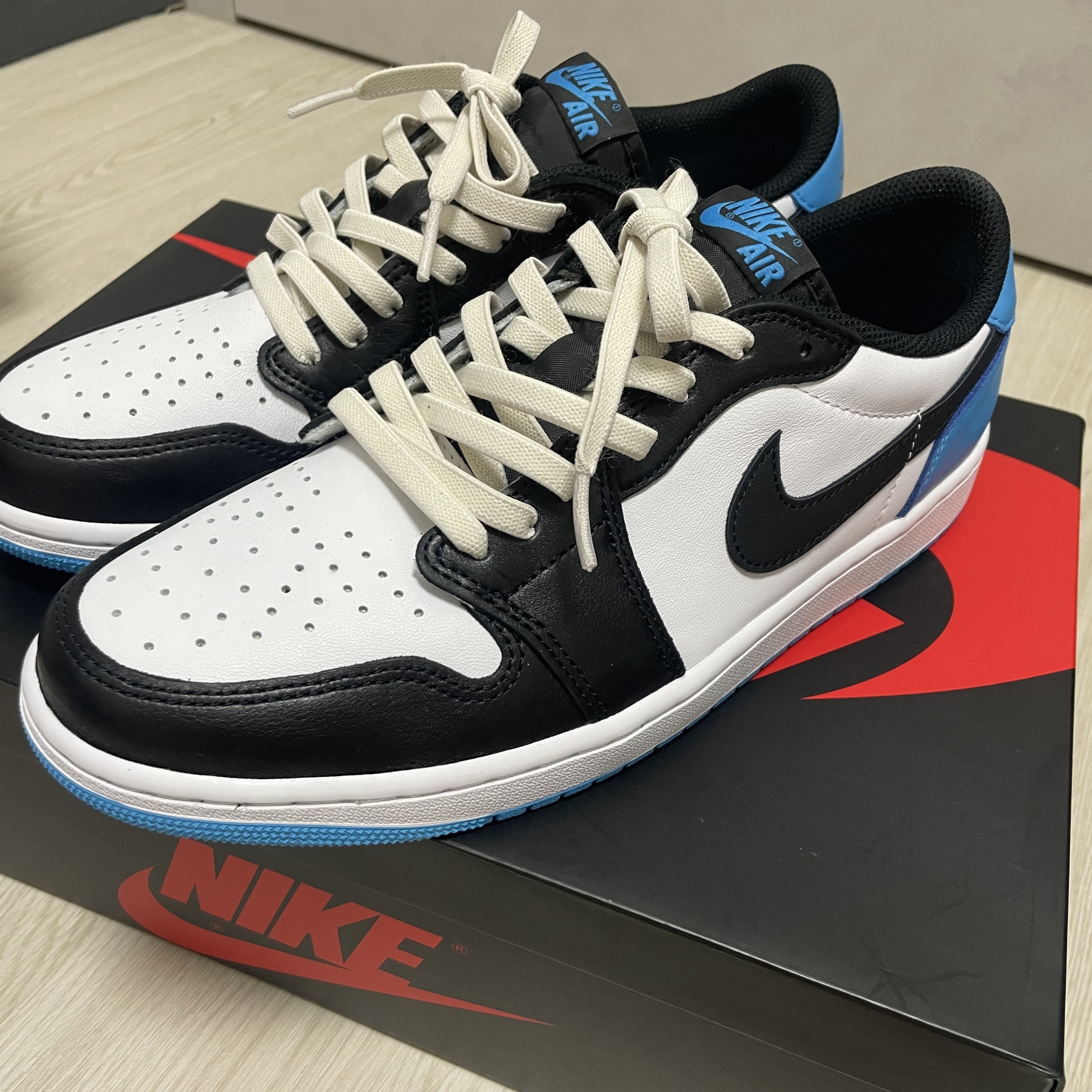 Jordan 1 Retro Low OG Black and Dark Powder Blue 착용 스타일