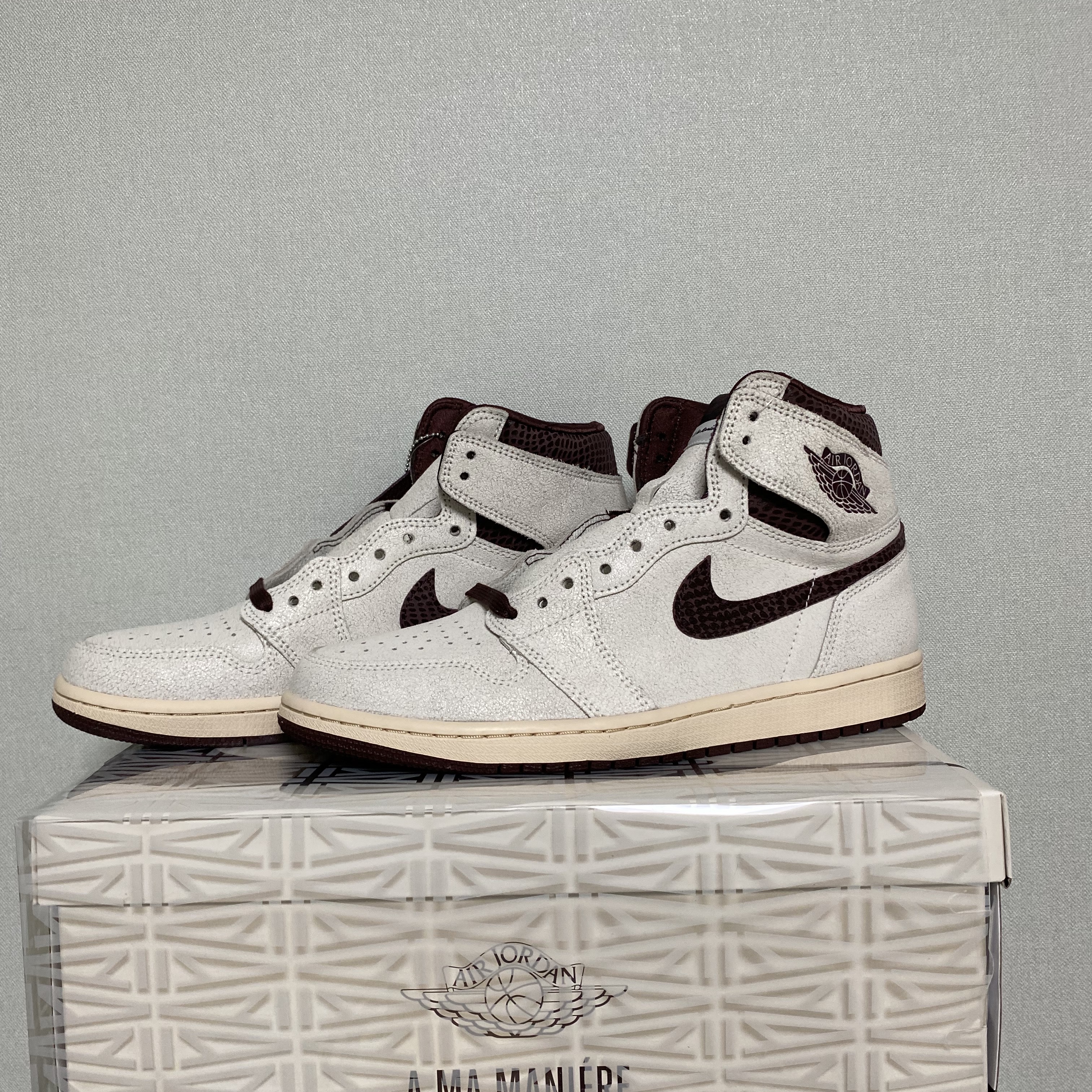 Jordan 1 x A Ma Maniere Retro High OG SP Sail and Burgundy 착용 스타일