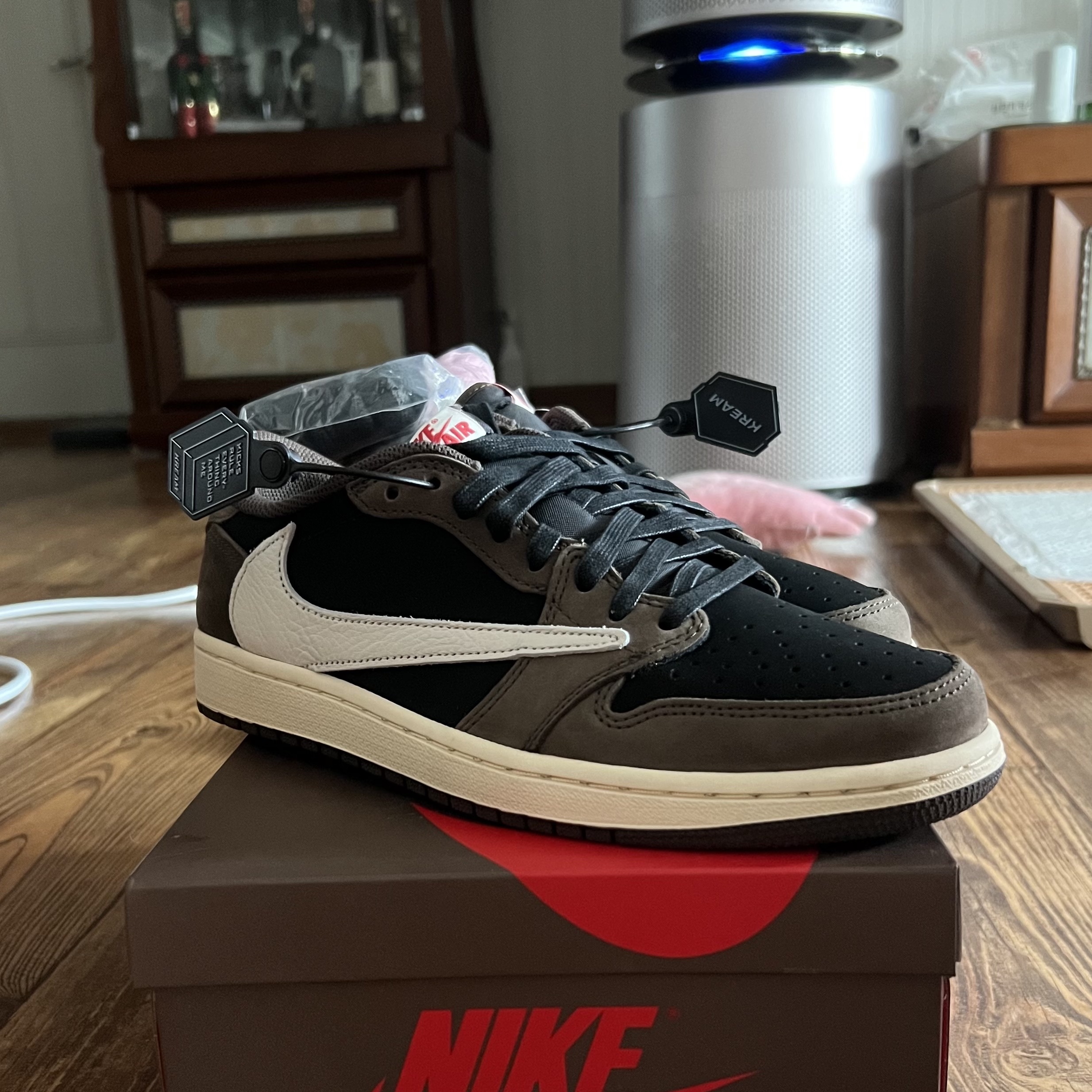 Jordan 1 x Travis Scott Retro Low OG SP Mocha 착용 스타일 - 3