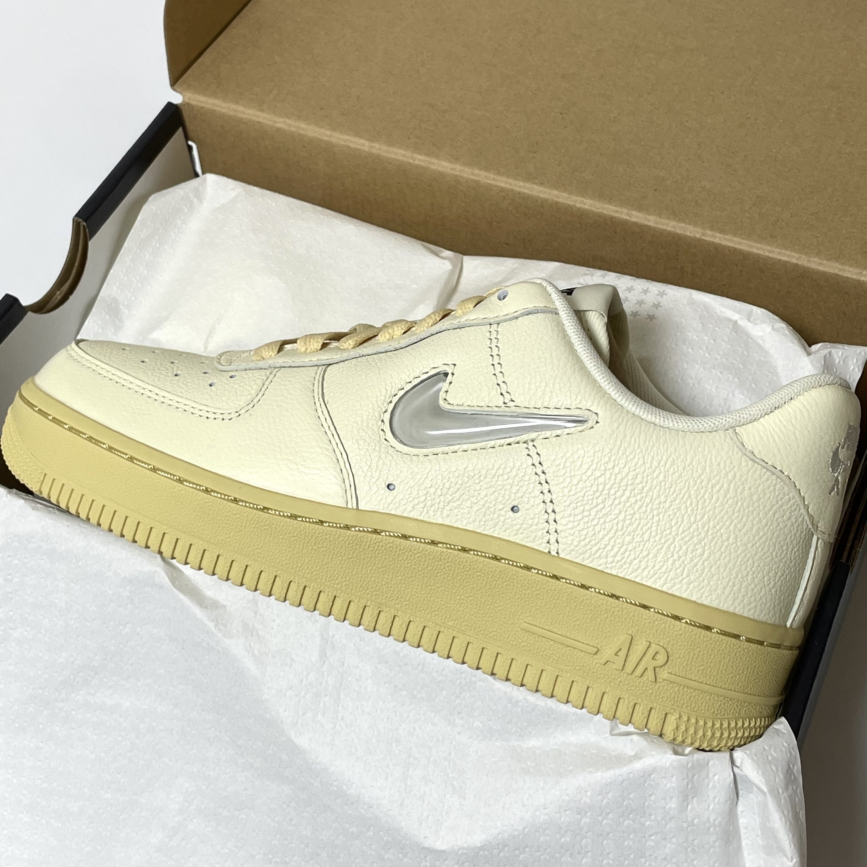 (W) Nike Air Force 1 '07 LX Coconut Milk and Lemon Wash 착용 스타일