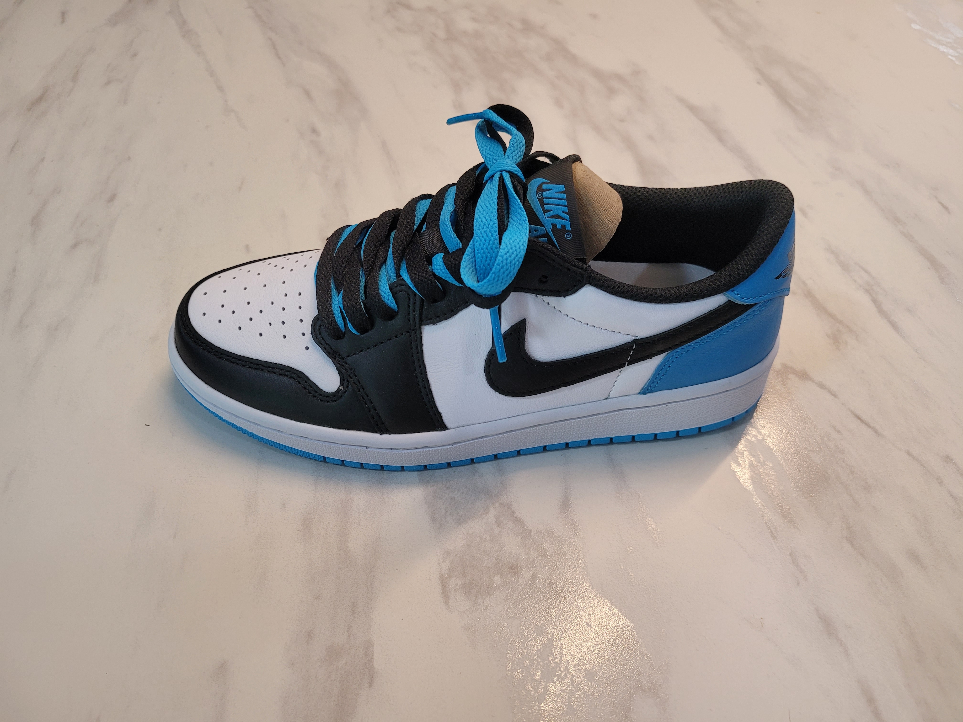 (W) Jordan 1 Retro Low OG Black and Dark Powder Blue 착용 스타일 - 2