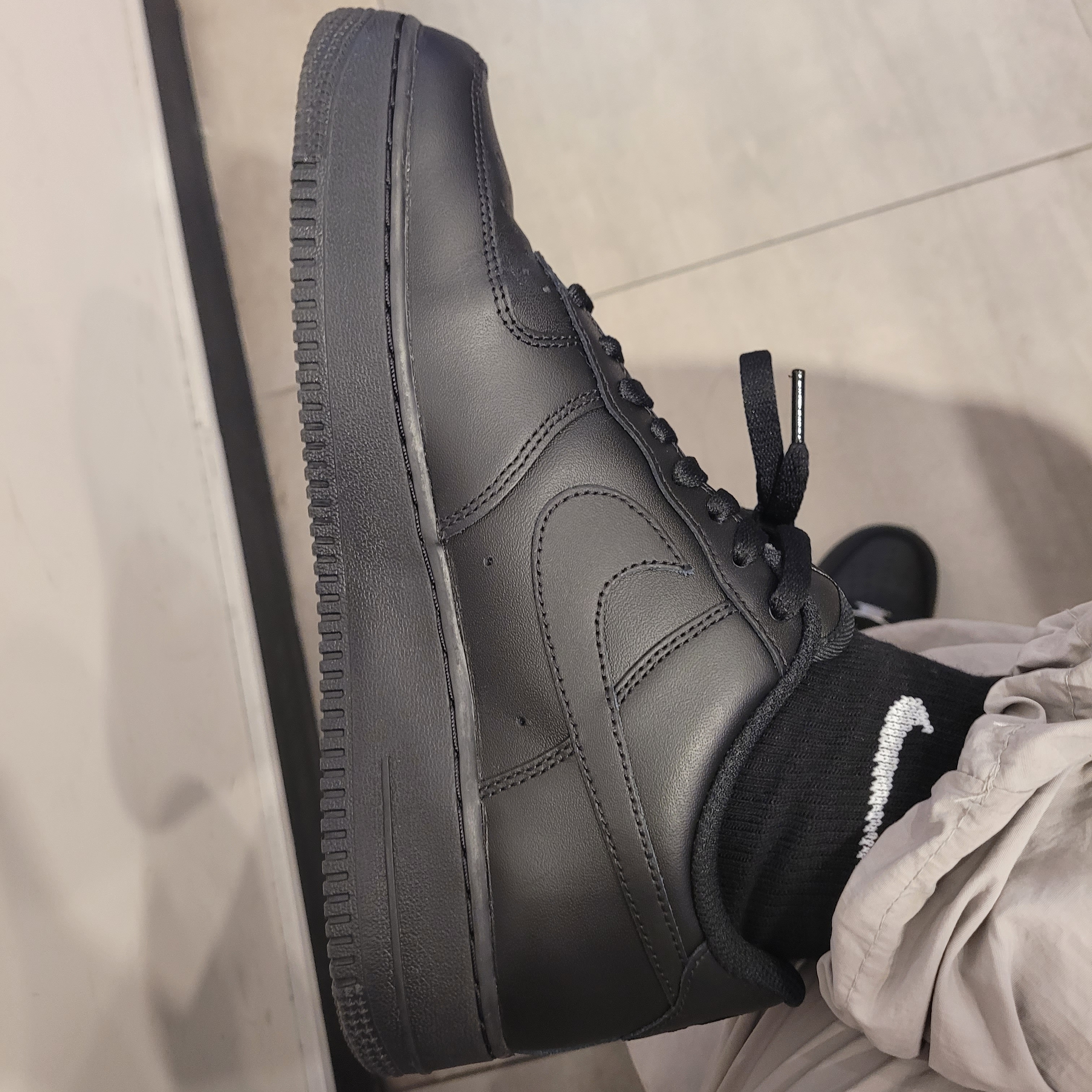 Nike Air Force 1 '07 Low Triple Black 착용 스타일 - 3