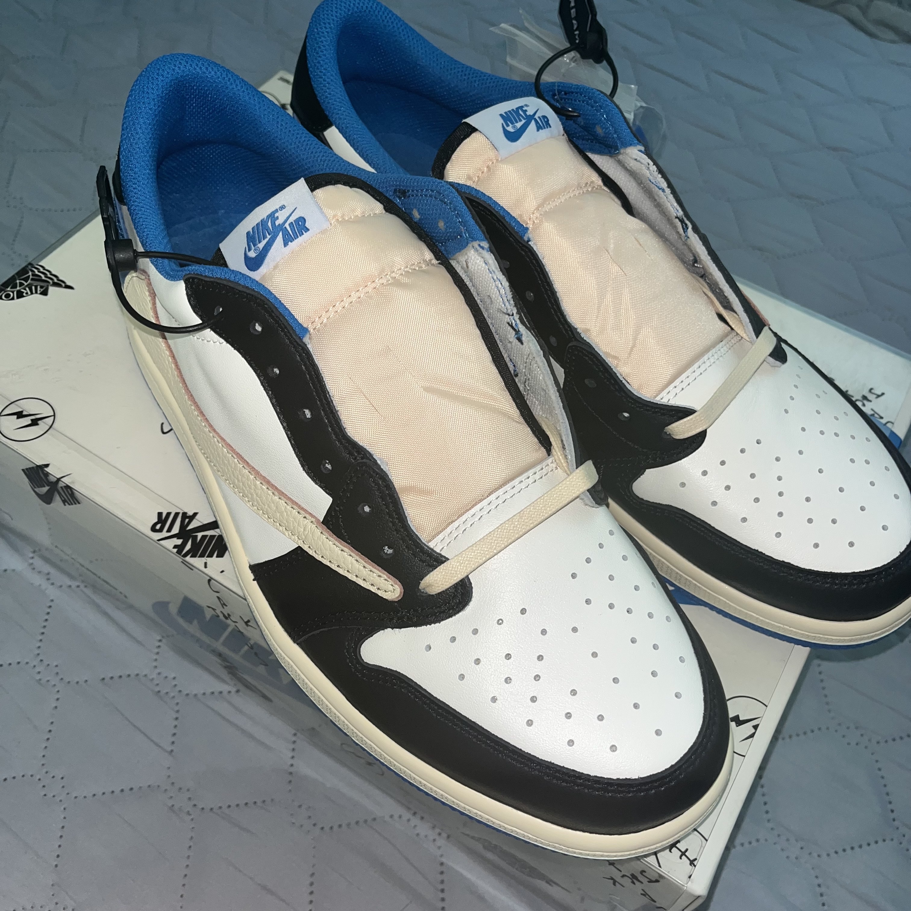 Jordan 1 x Travis Scott x Fragment Retro Low OG SP Military Blue 착용 스타일 - 1