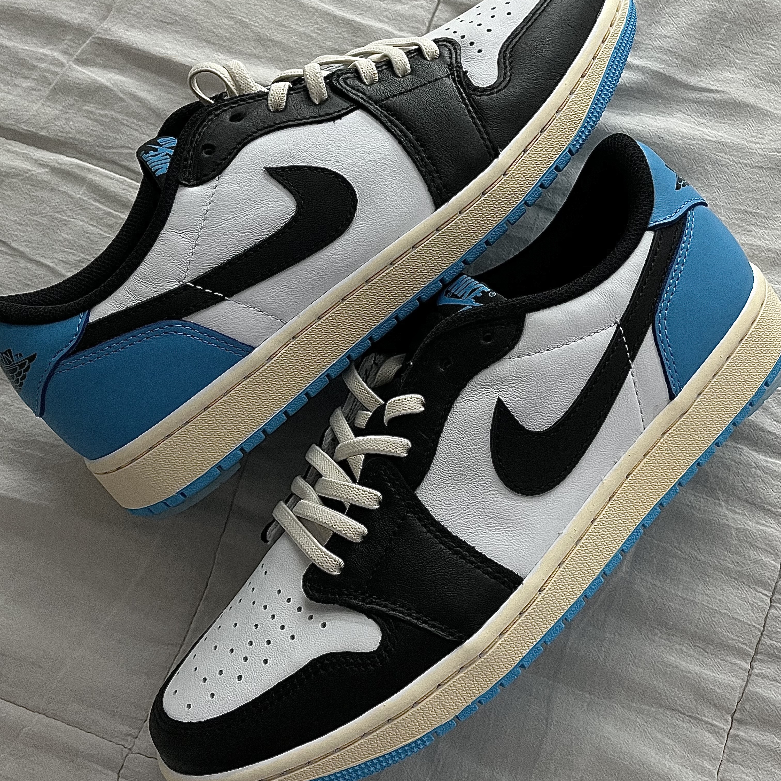 Jordan 1 Retro Low OG Black and Dark Powder Blue 착용 스타일