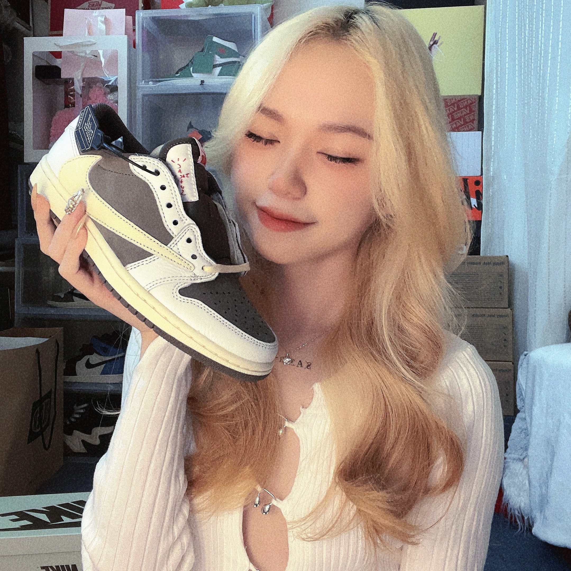 Jordan 1 x Travis Scott Retro Low OG SP Sail and Ridgerock 착용 스타일 - 2