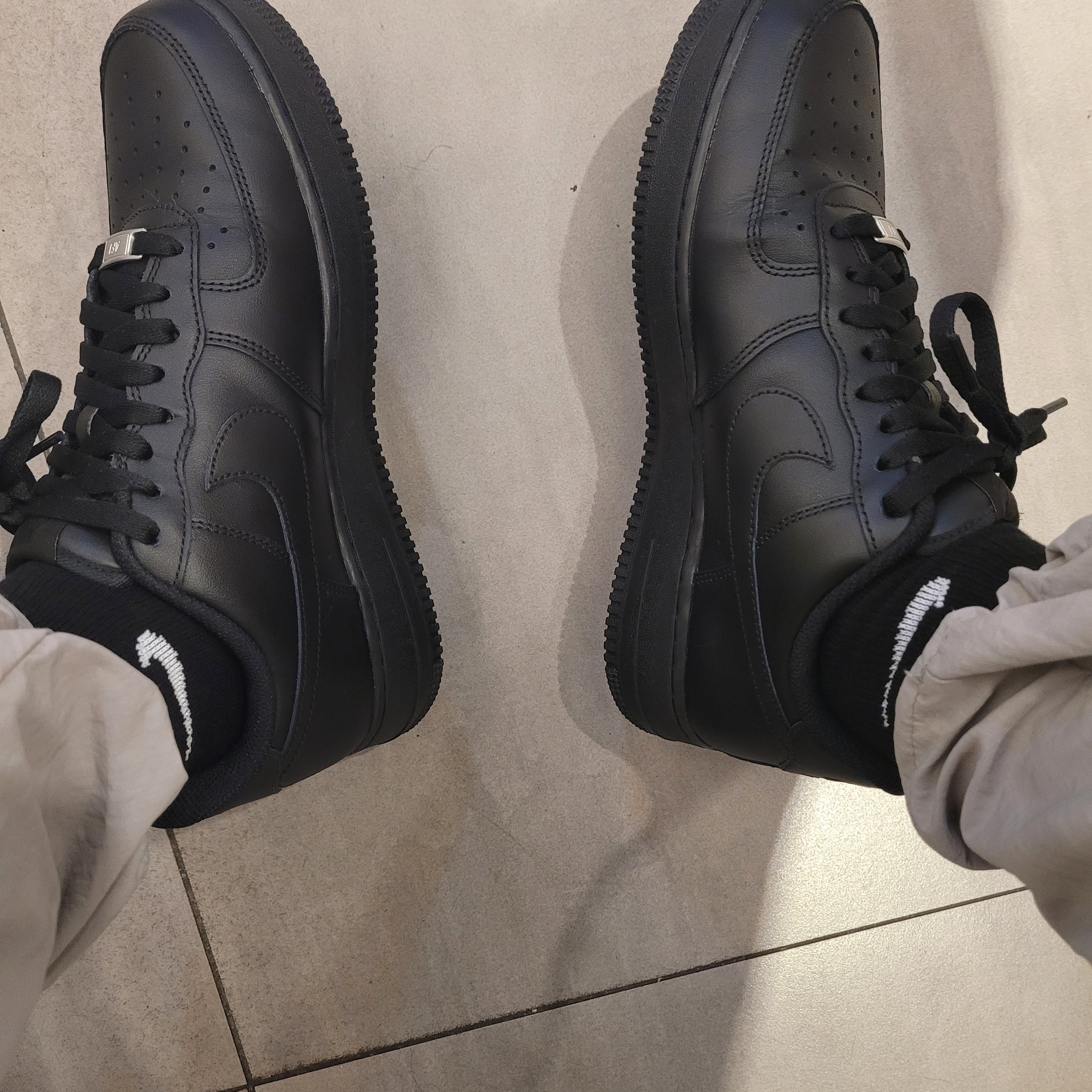 Nike Air Force 1 '07 Low Triple Black 착용 스타일 - 2