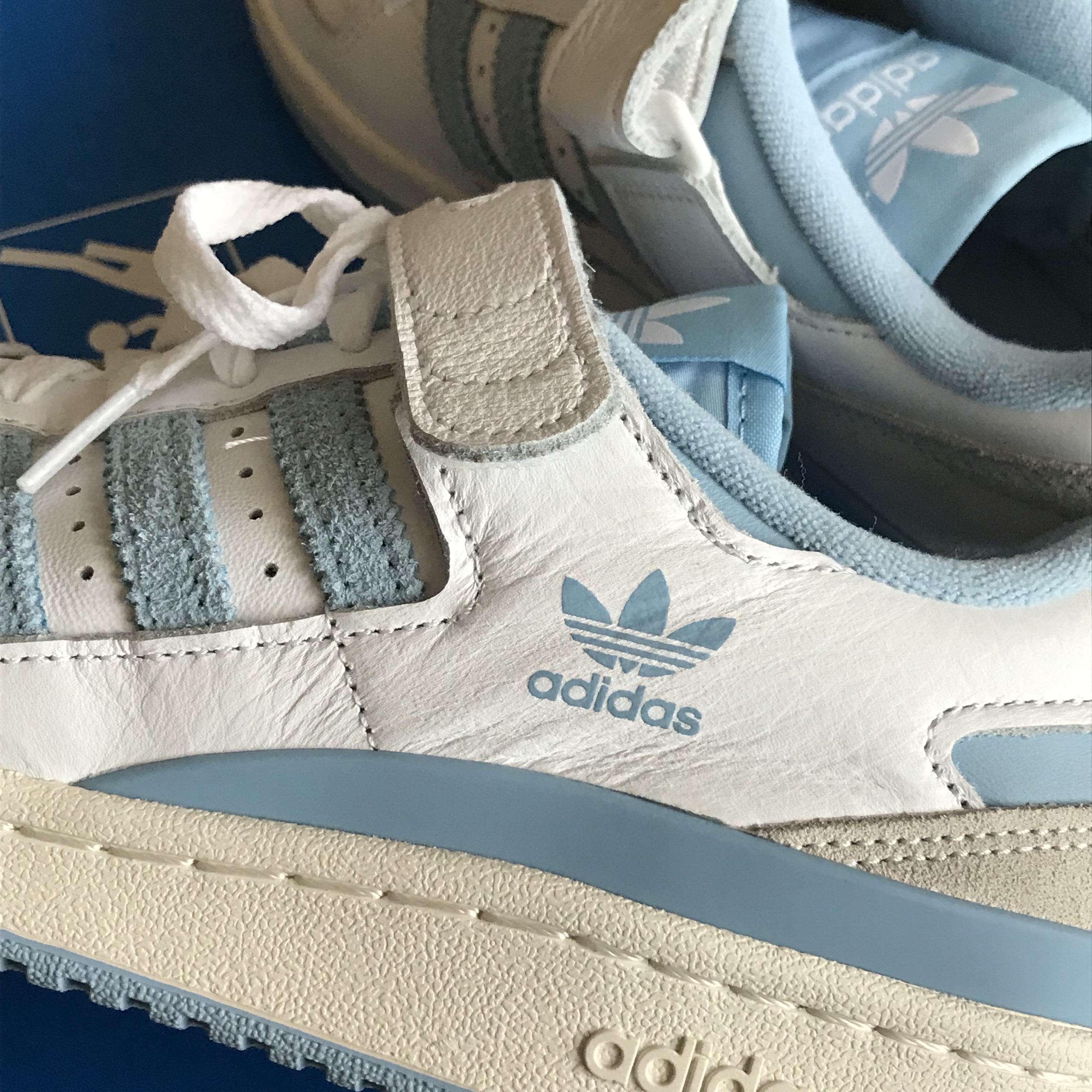 Adidas Forum 84 Low Clear Blue 착용 스타일 - 1