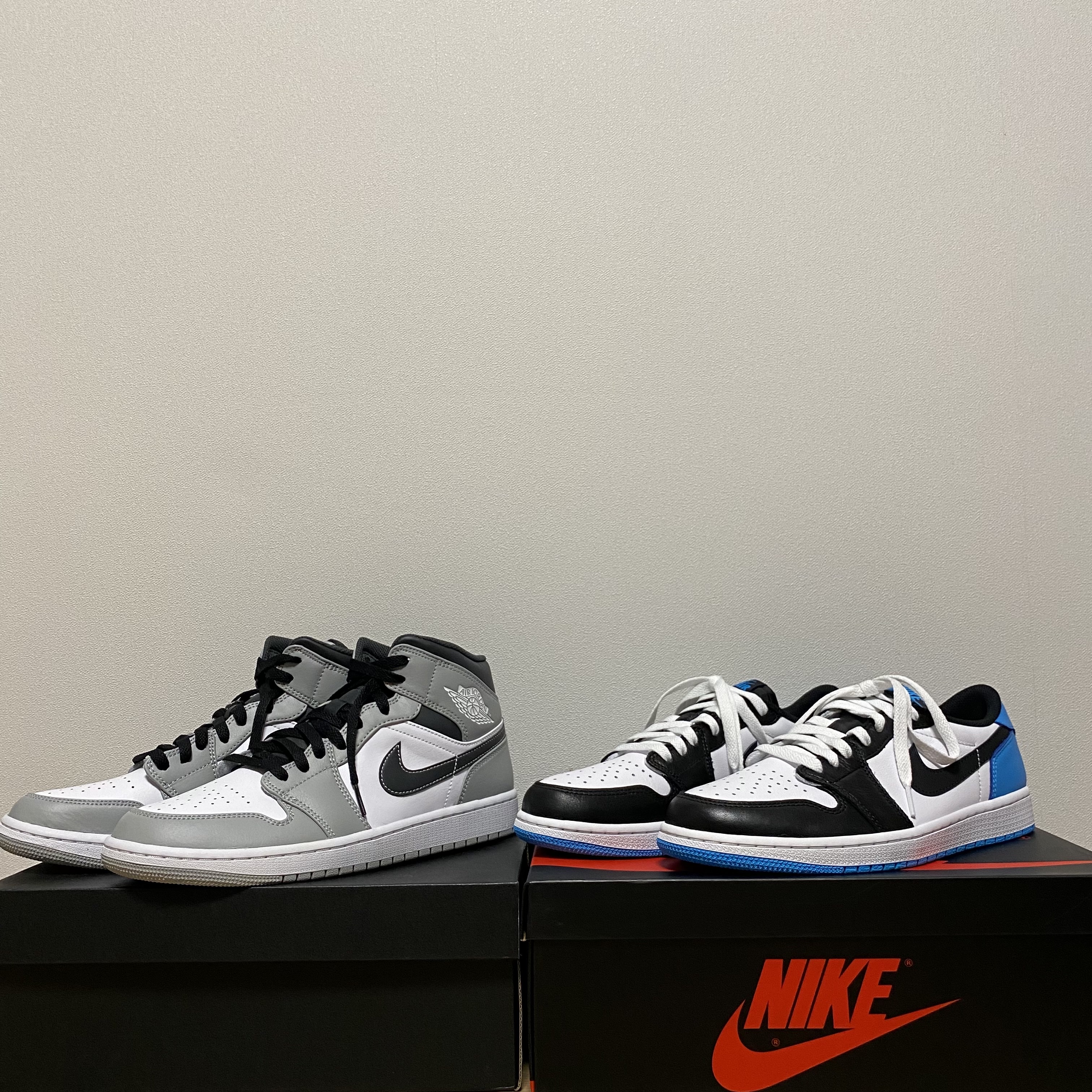 Jordan 1 Retro Low OG Black and Dark Powder Blue, Jordan 1 Mid Light Smoke Grey Anthracite 착용 스타일