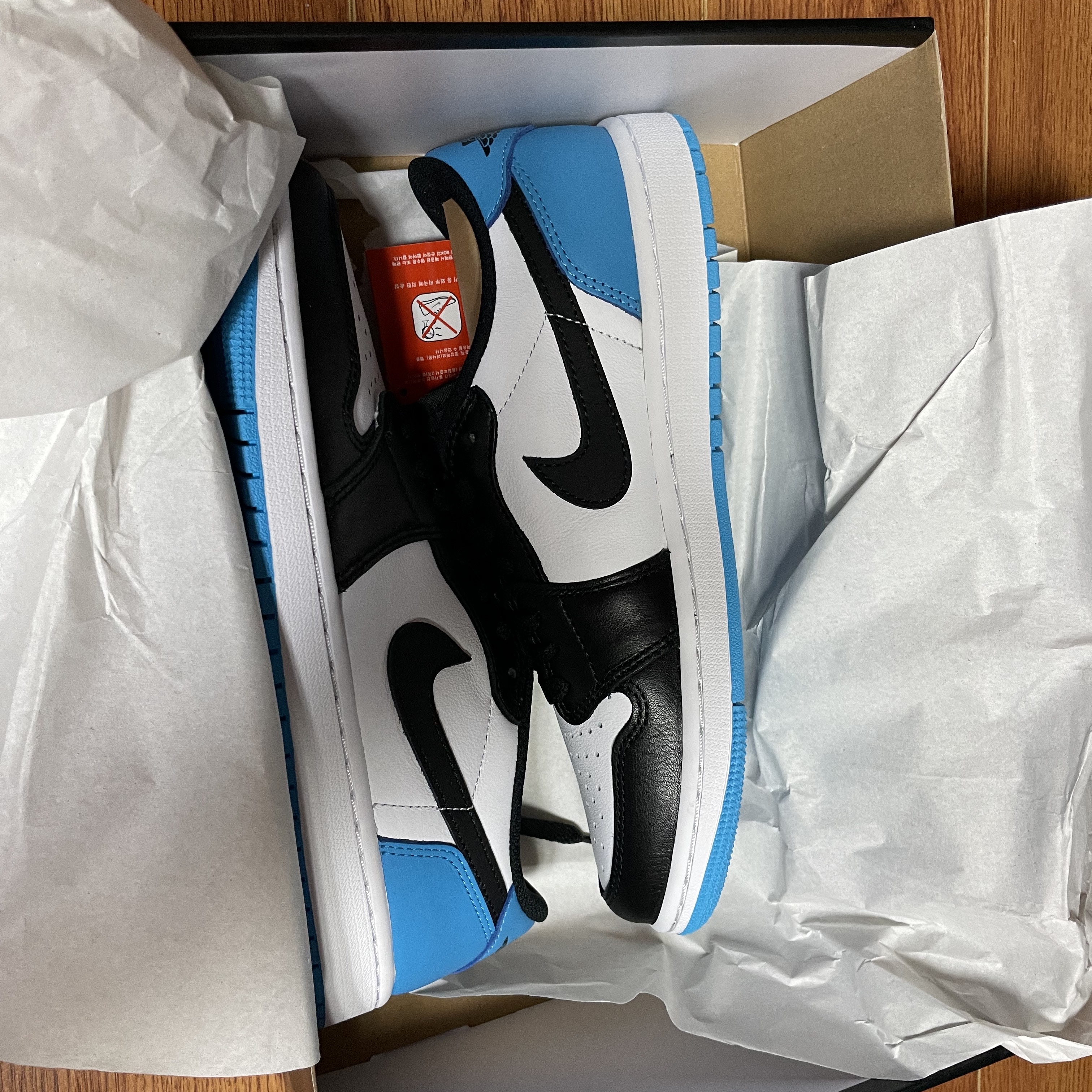 Jordan 1 Retro Low OG Black and Dark Powder Blue 착용 스타일 - 5