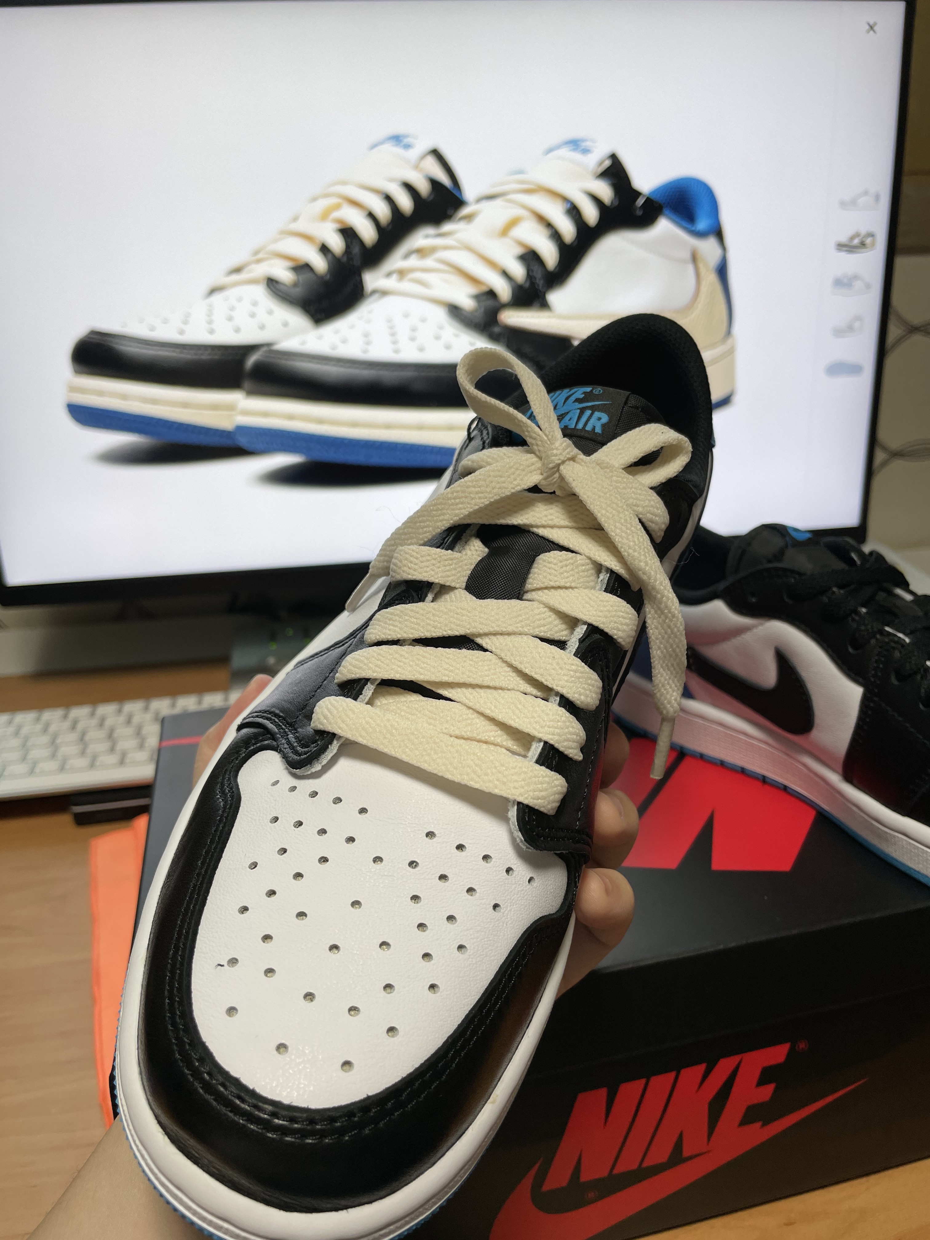 Jordan 1 Retro Low OG Black and Dark Powder Blue 착용 스타일 - 1