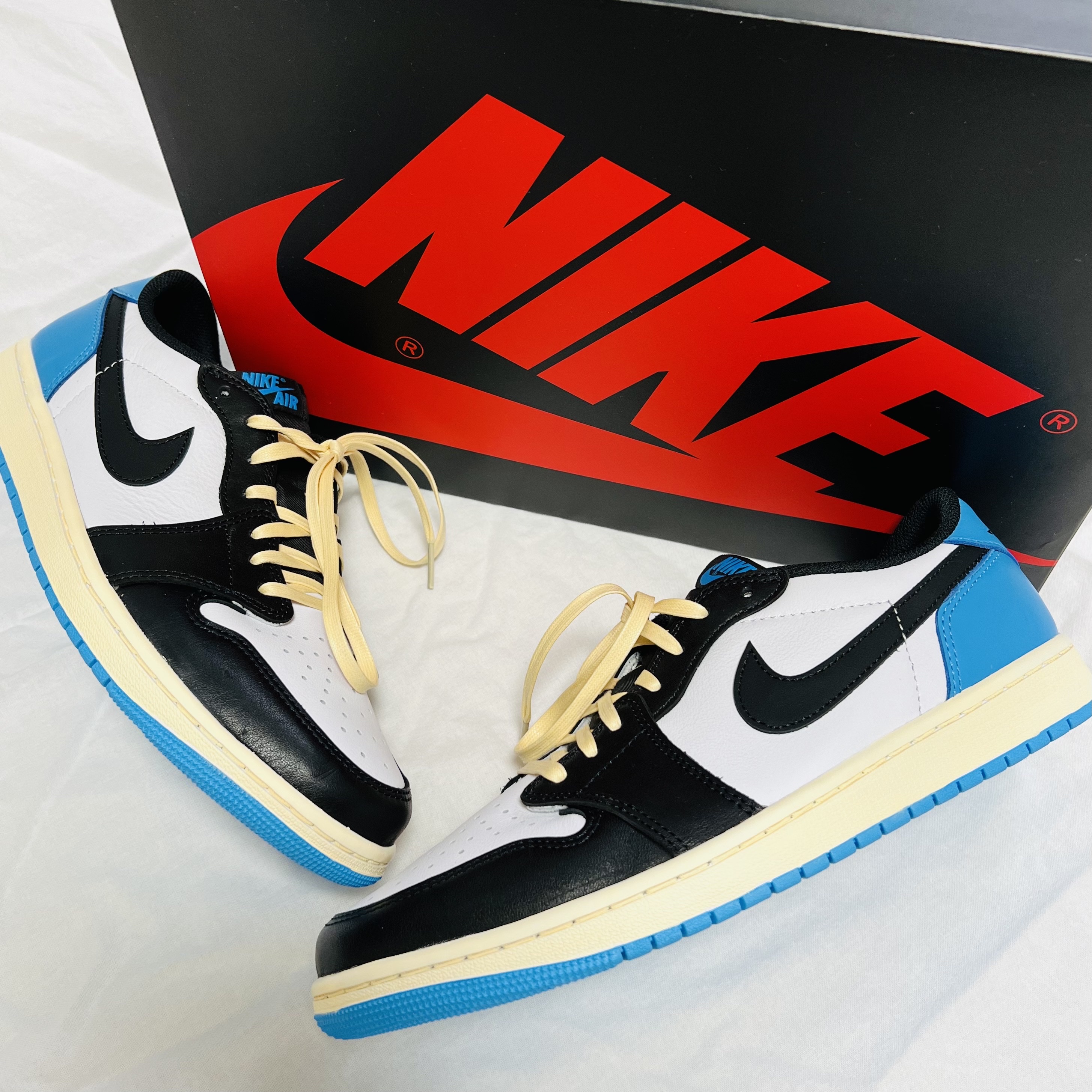 Jordan 1 Retro Low OG Black and Dark Powder Blue 착용 스타일 - 1