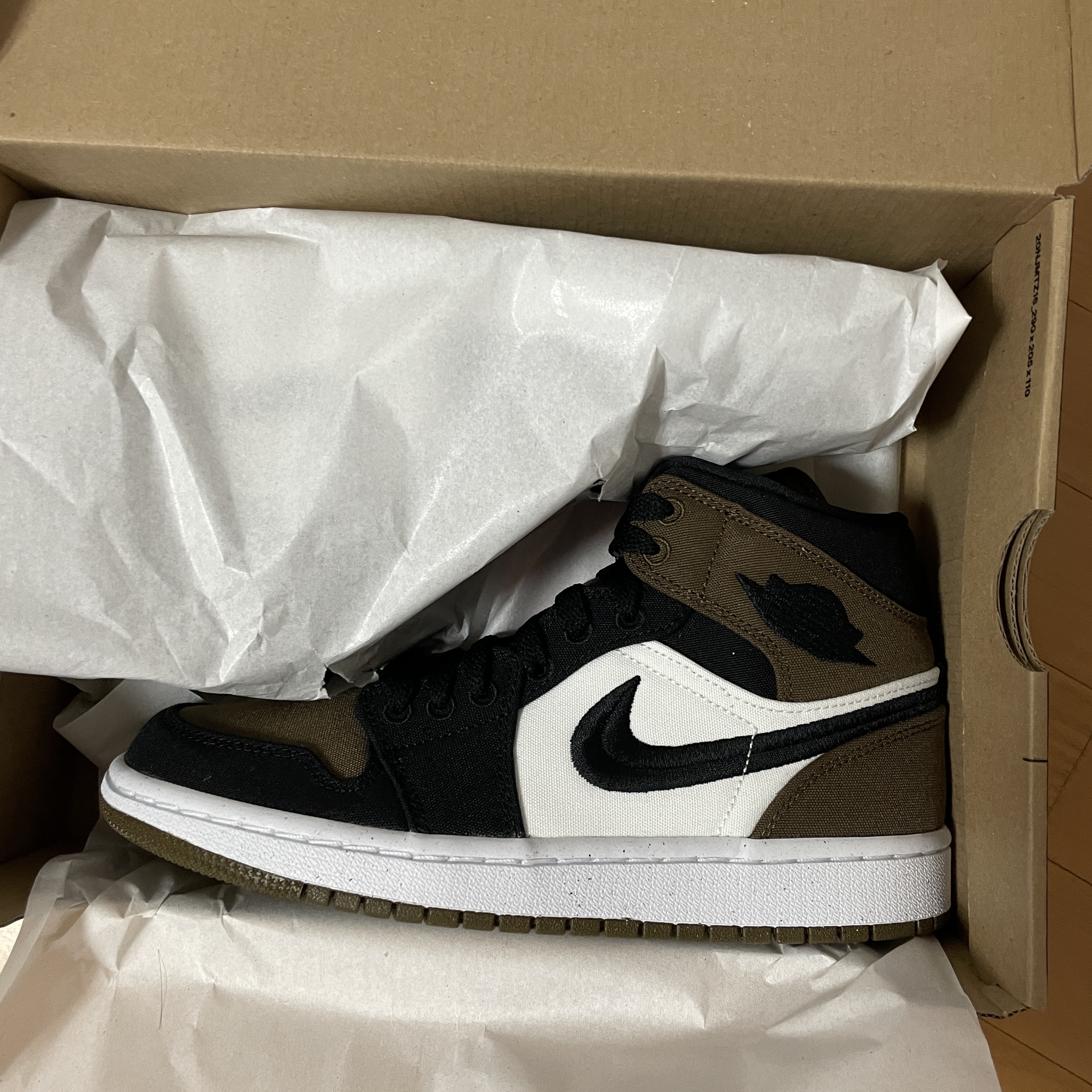 (W) Jordan 1 Mid SE Light Olive Black 착용 스타일 - 2