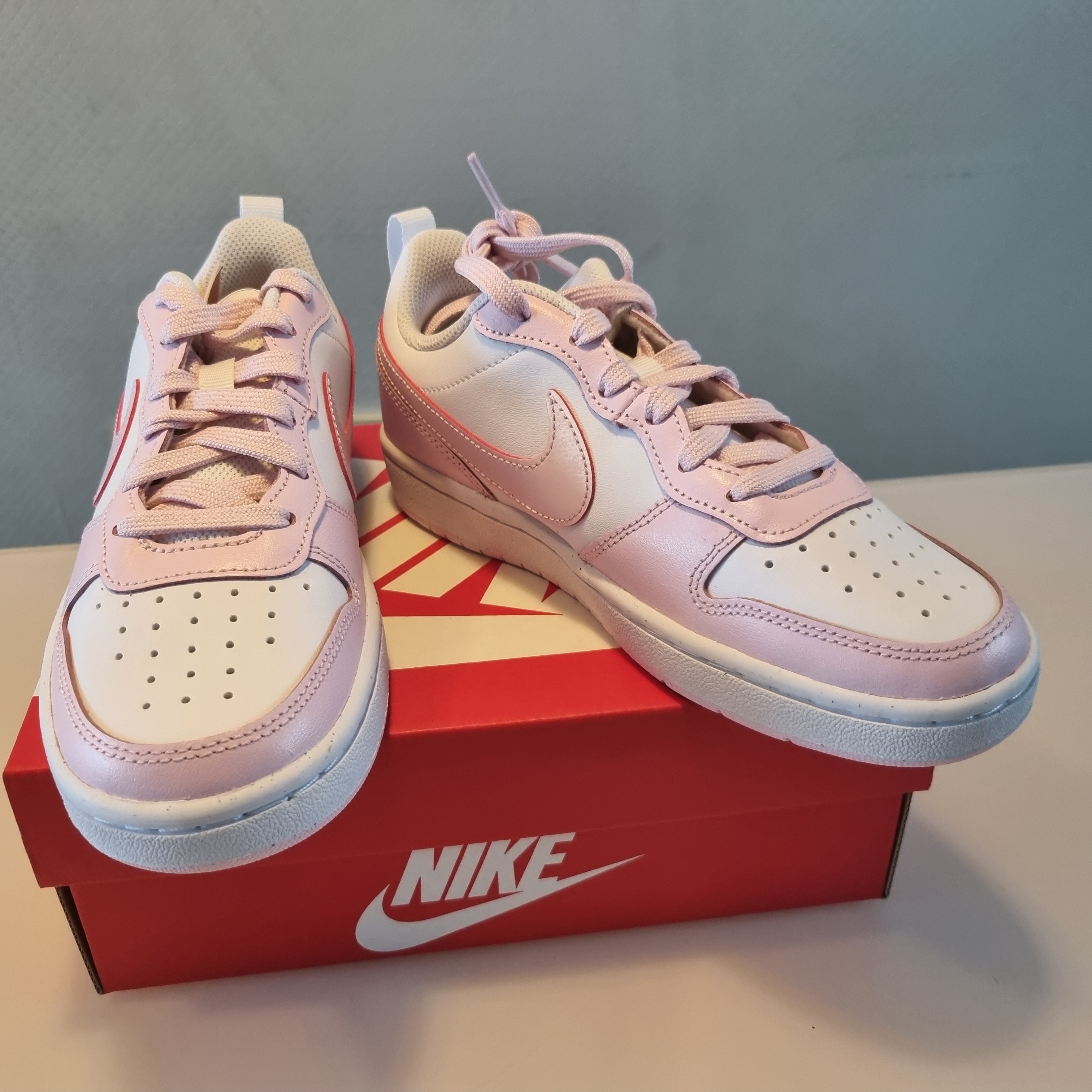 (GS) Nike Court Borough 2 SE White Pink Foam 착용 스타일 - 1