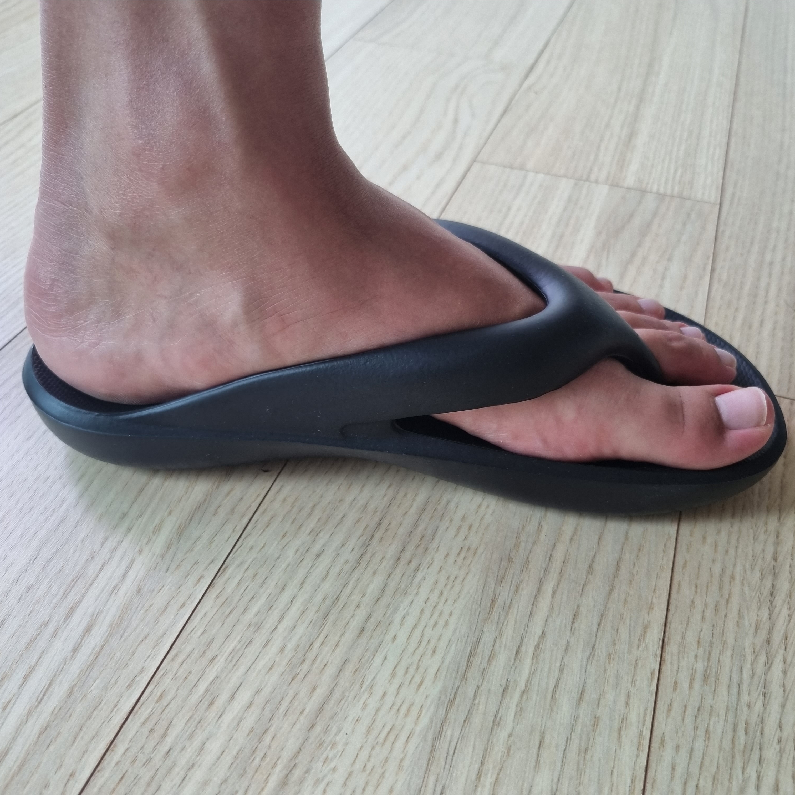 New Balance x Taw&Toe Flip Flop Black 착용 스타일 - 2