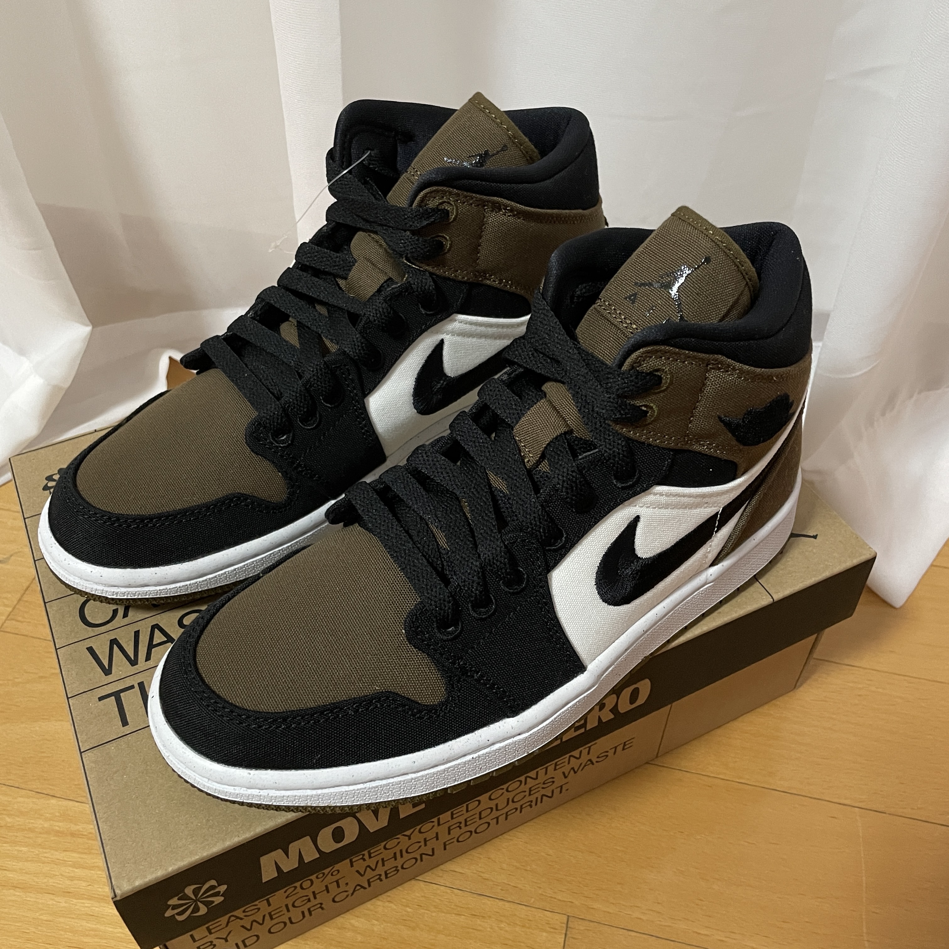 (W) Jordan 1 Mid SE Light Olive Black 착용 스타일 - 3