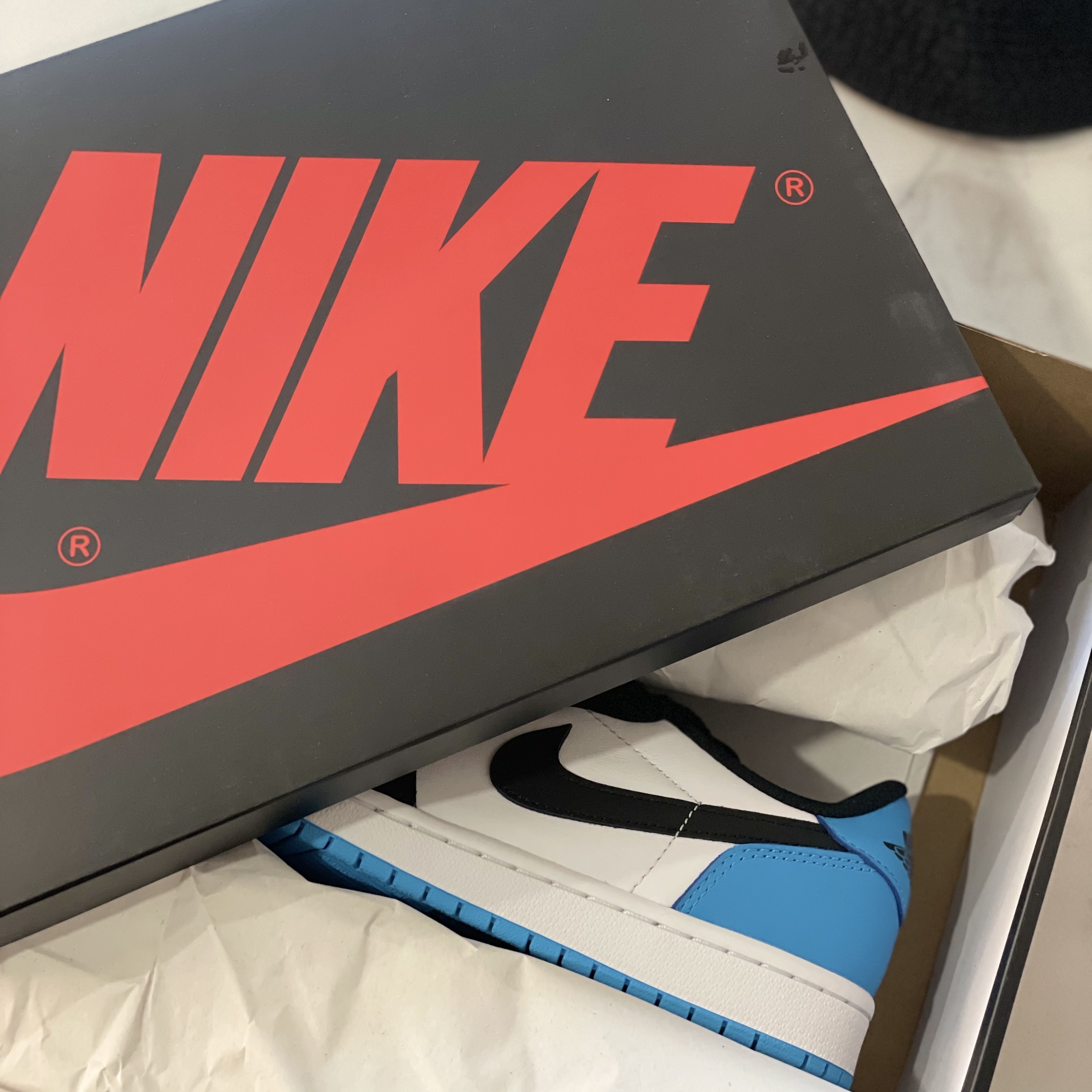 Jordan 1 Retro Low OG Black and Dark Powder Blue 착용 스타일