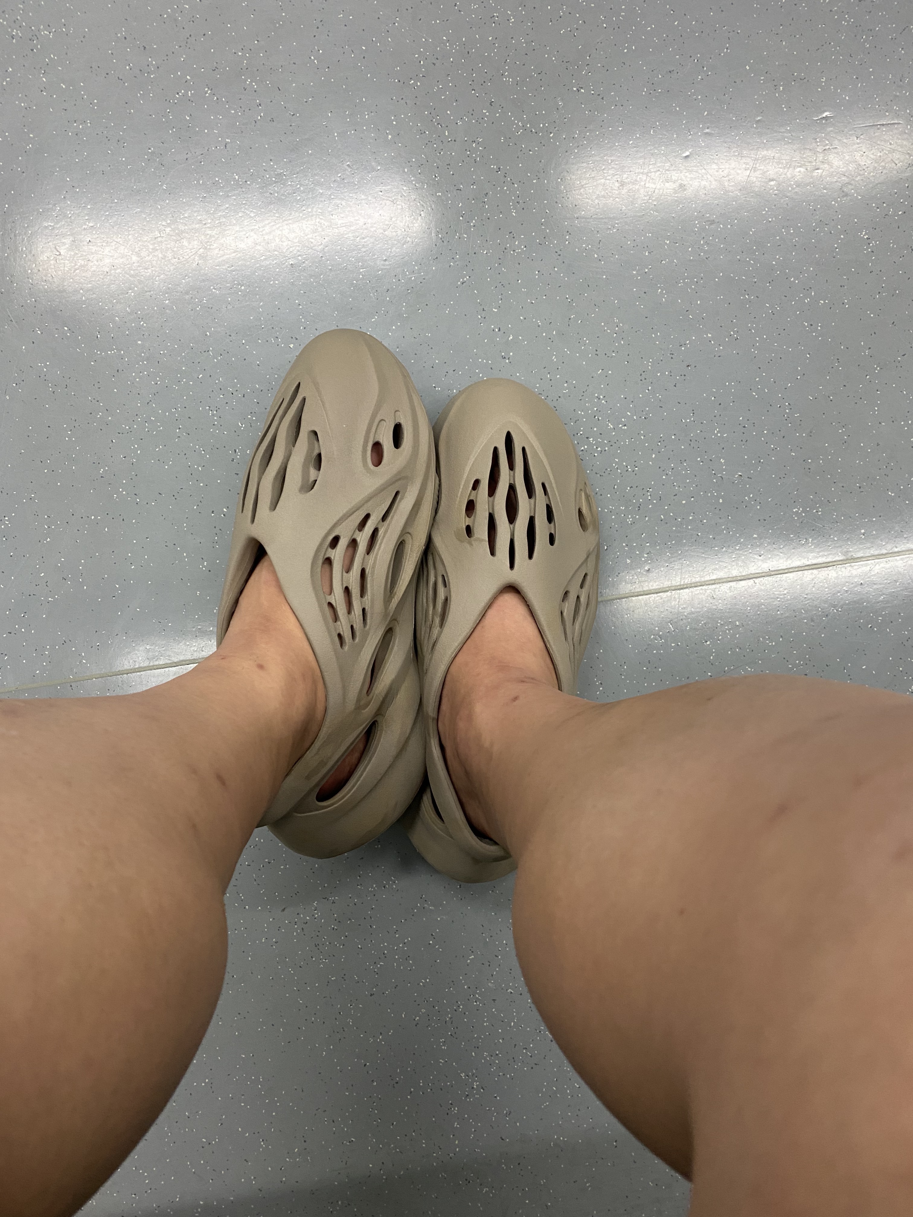 Adidas Yeezy Foam RNNR Stone Sage 착용 스타일
