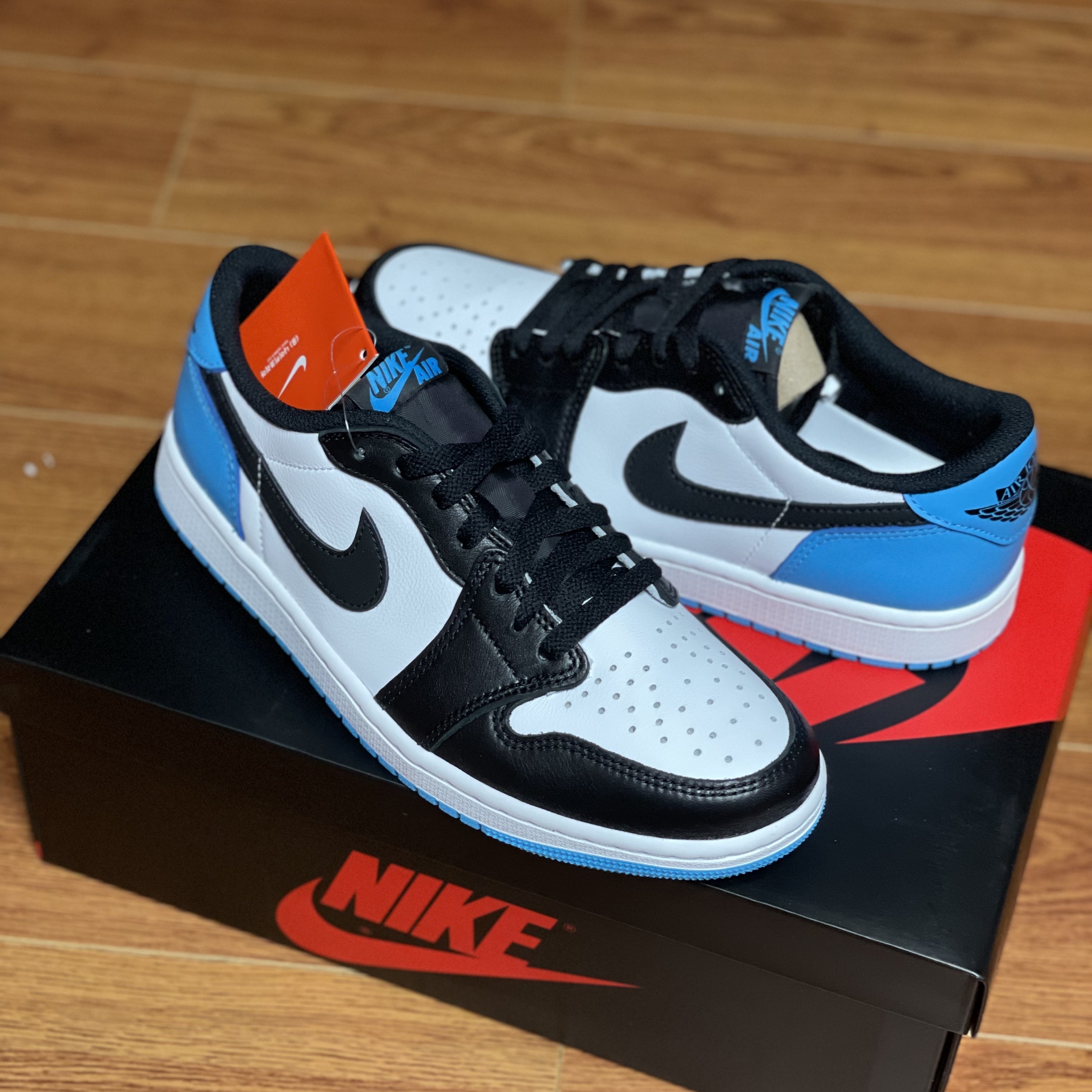 Jordan 1 Retro Low OG Black and Dark Powder Blue 착용 스타일 - 2