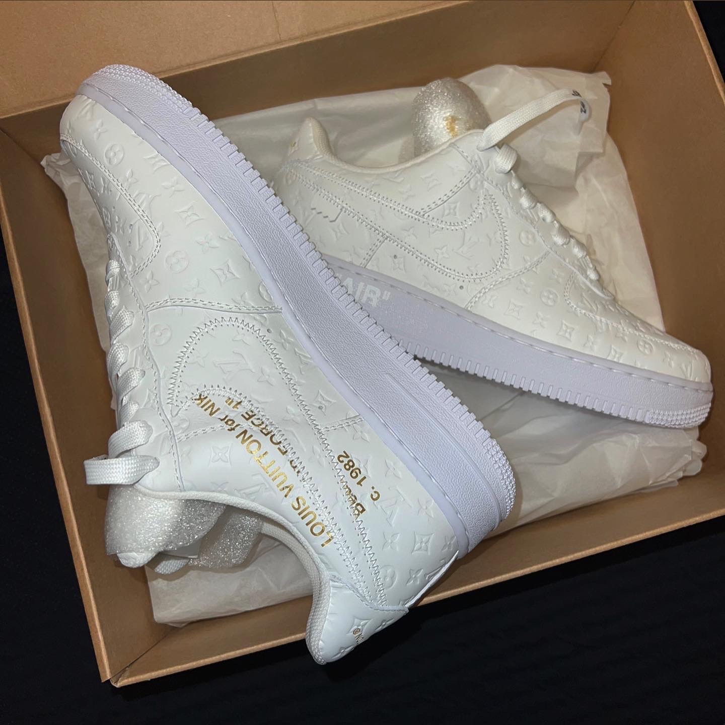 Louis Vuitton x Nike Air Force 1 Low by Virgil Abloh White, Jordan 1 x Travis Scott Retro High OG SP Mocha 착용 스타일 - 2